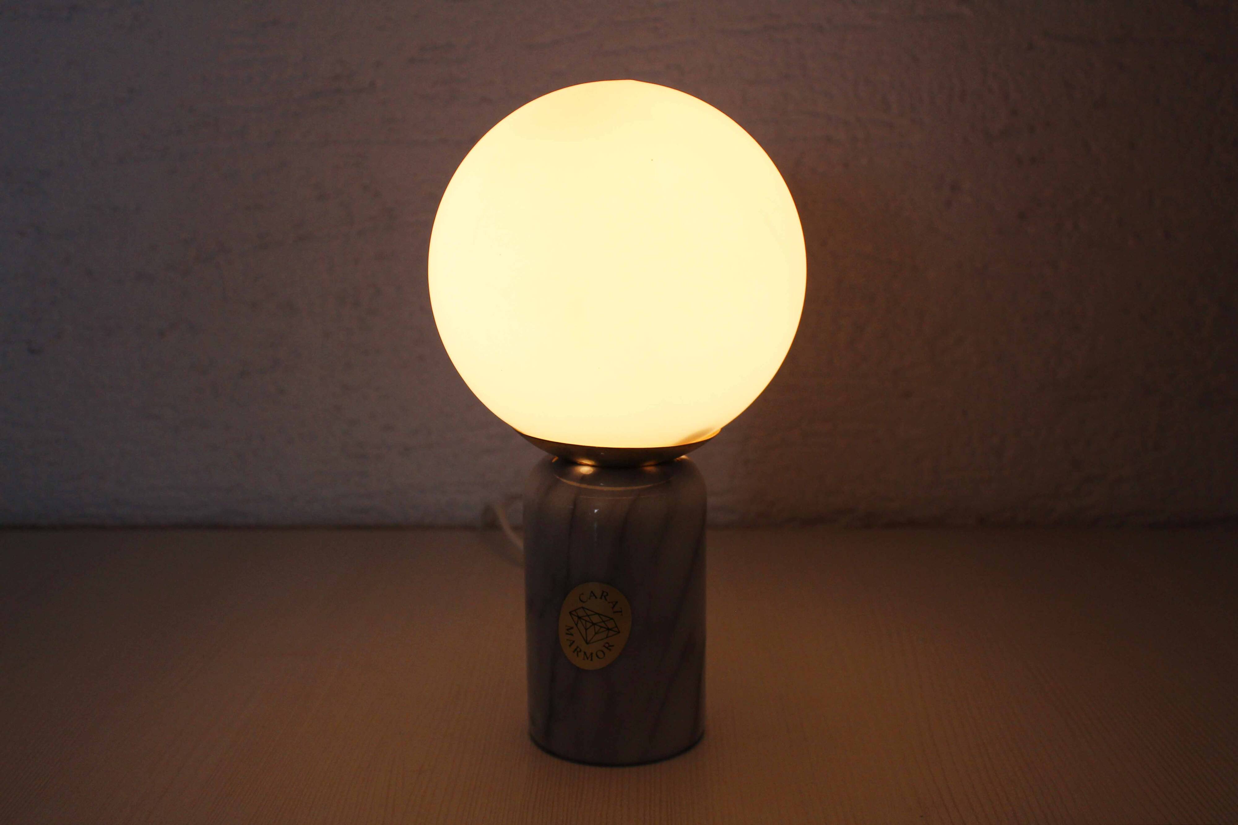 Lampe à poser en marbre et verre opalin