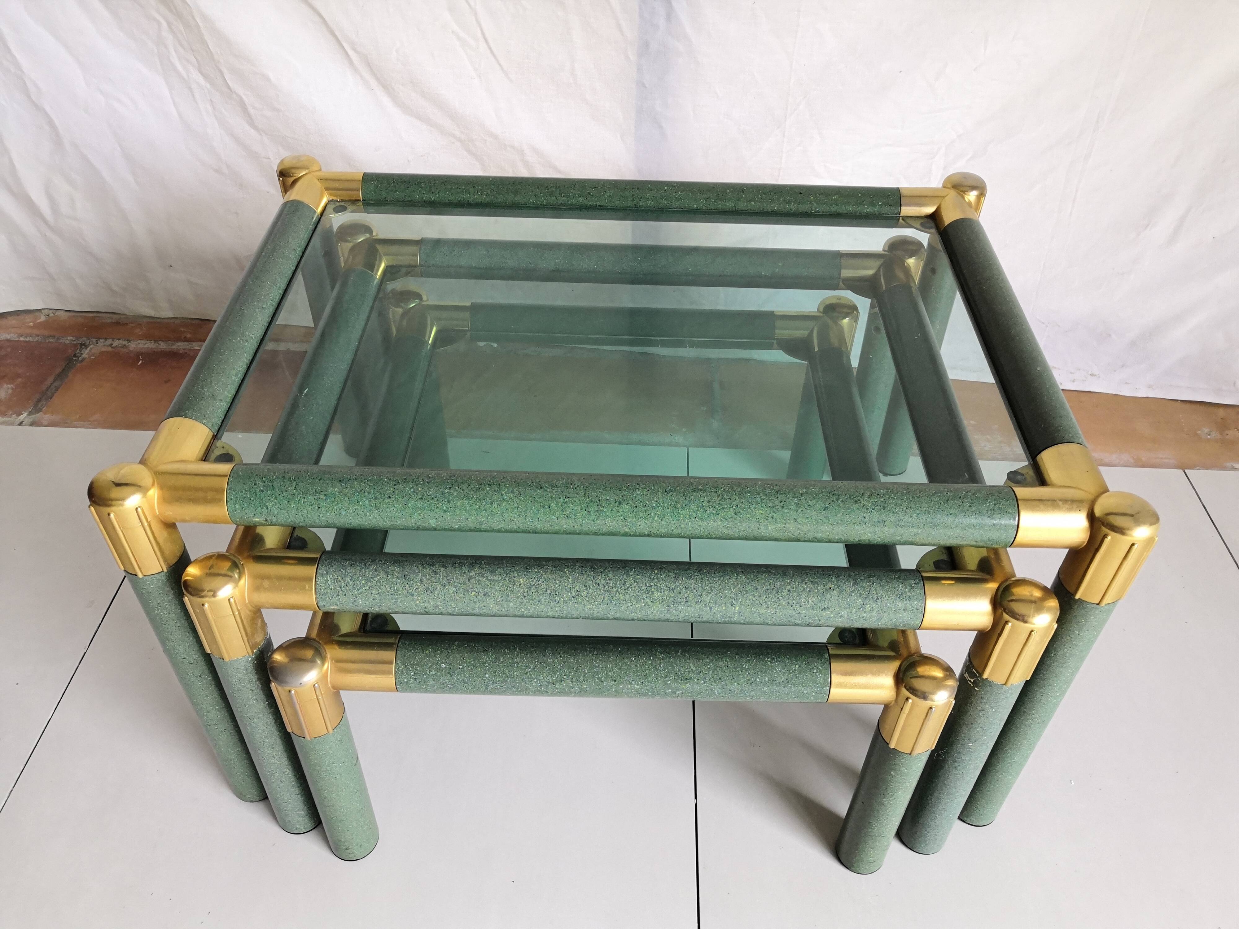 Série de 3 tables basses gigognes années 70 métal et laiton