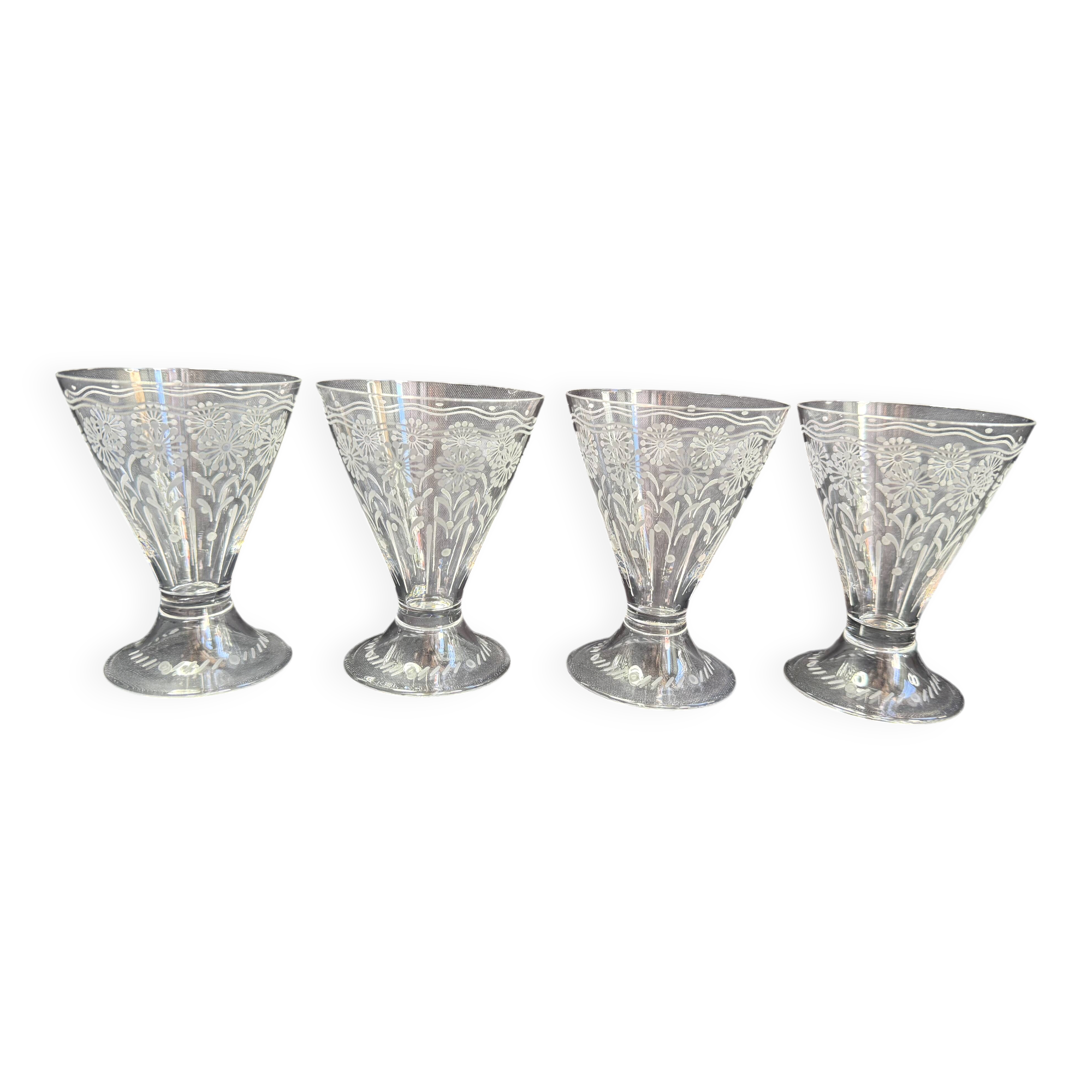 4 verres à vin Baccarat forme 11965 gravure mate 12117