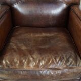 Sheep leather armchair with round shapes