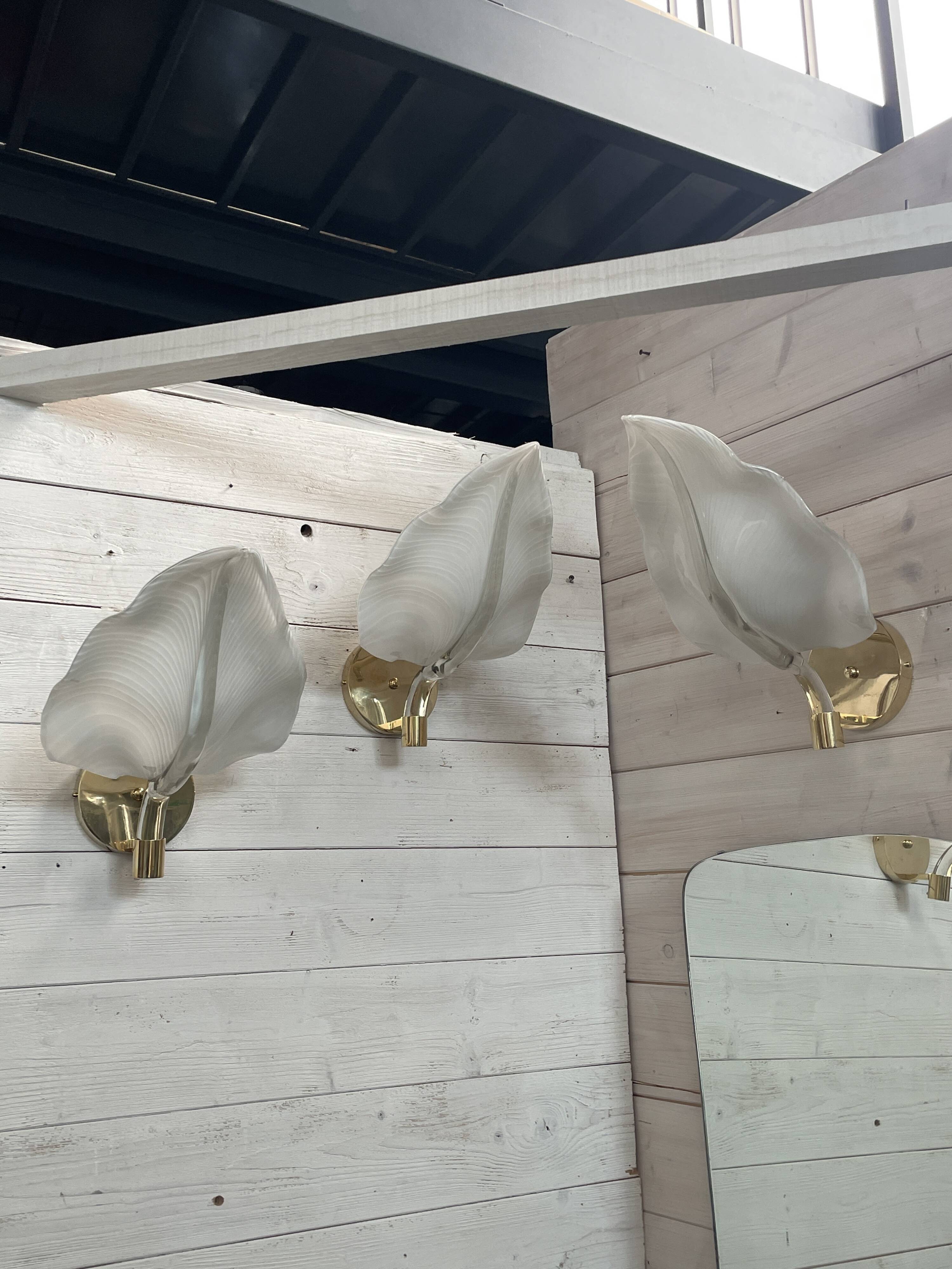 Set of 3 Murano glass wall lamps in white and brass, 1970s.