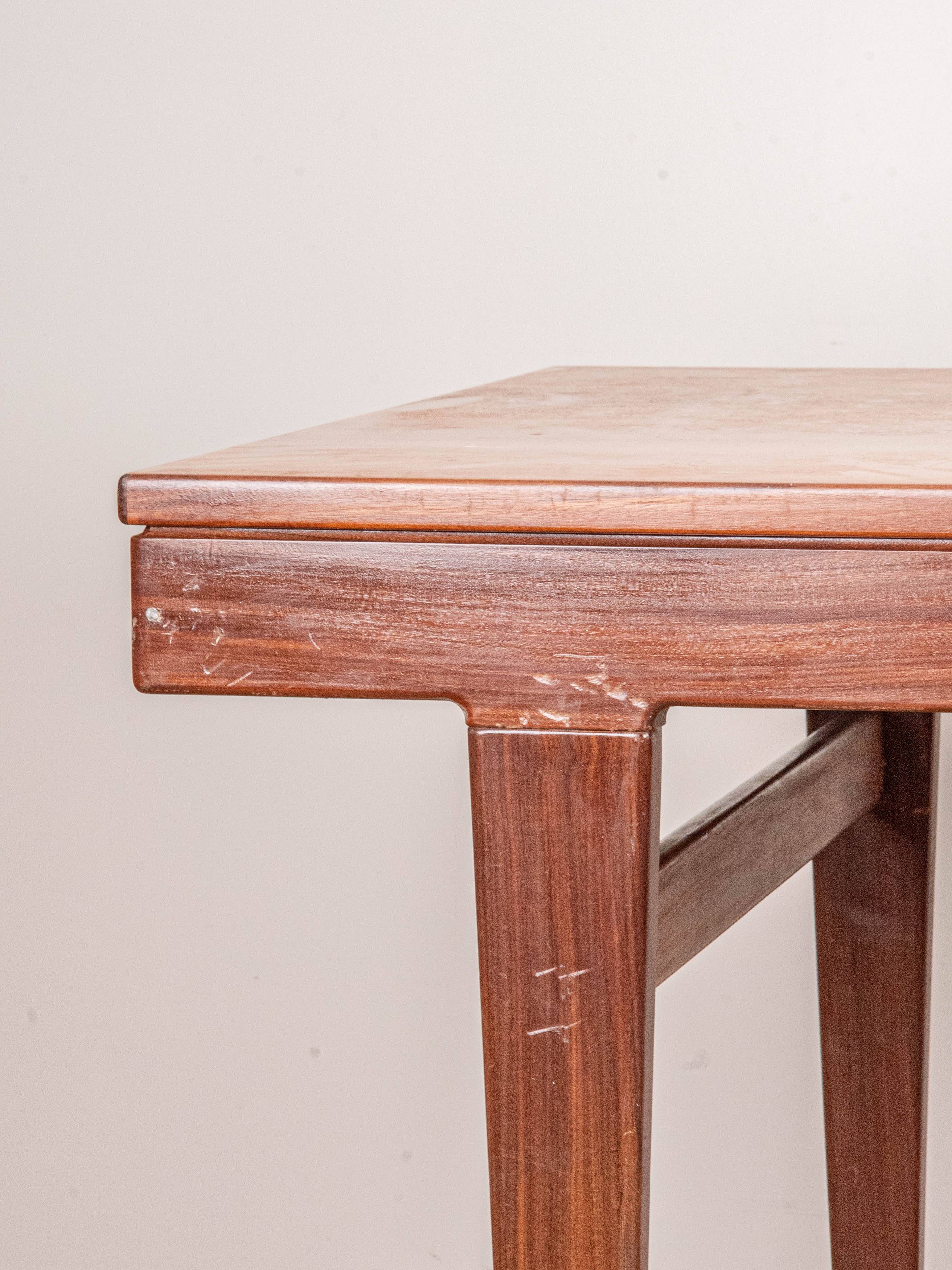 Scandinavian extendable table