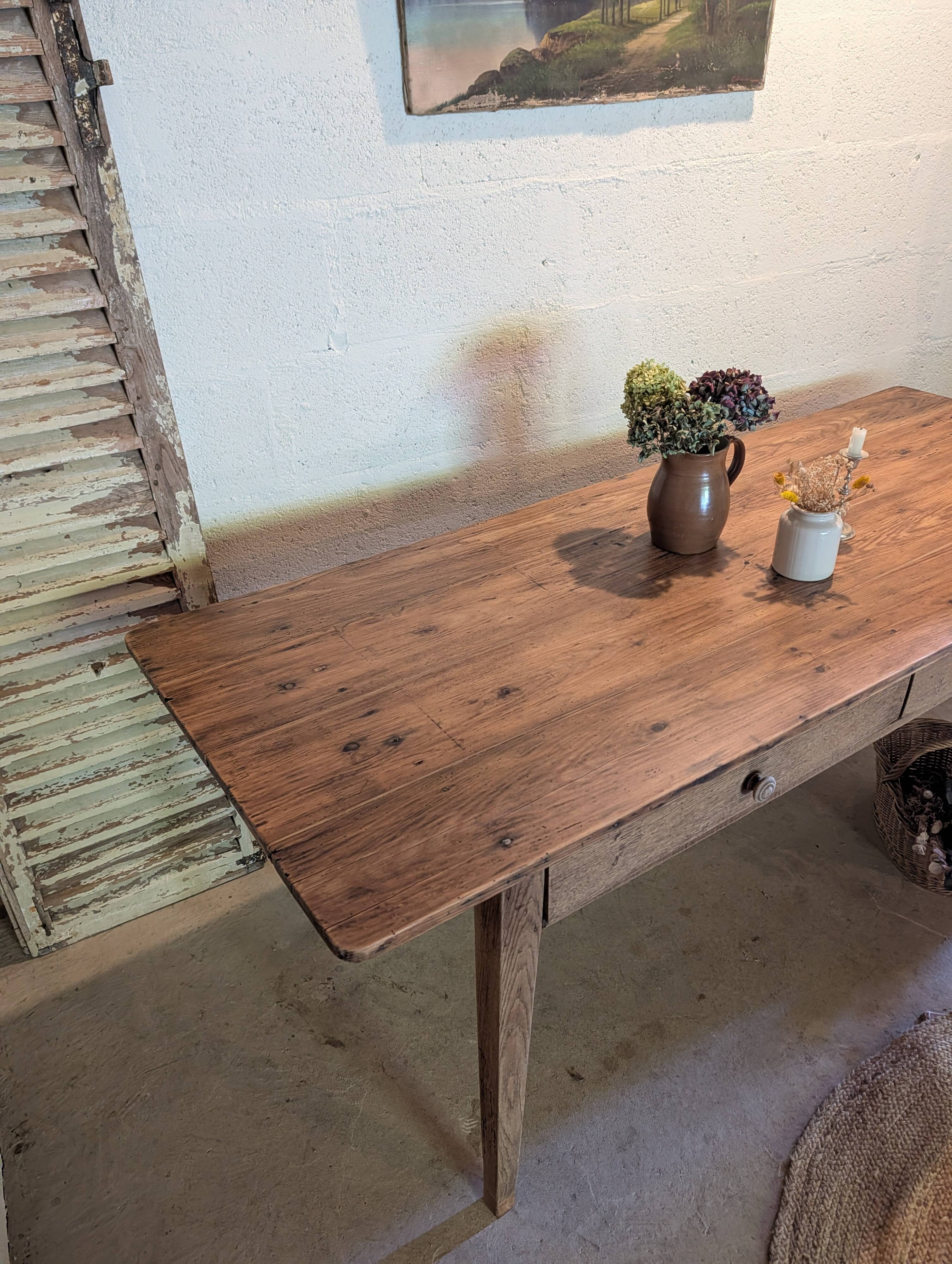 Ancienne table de ferme rénovée