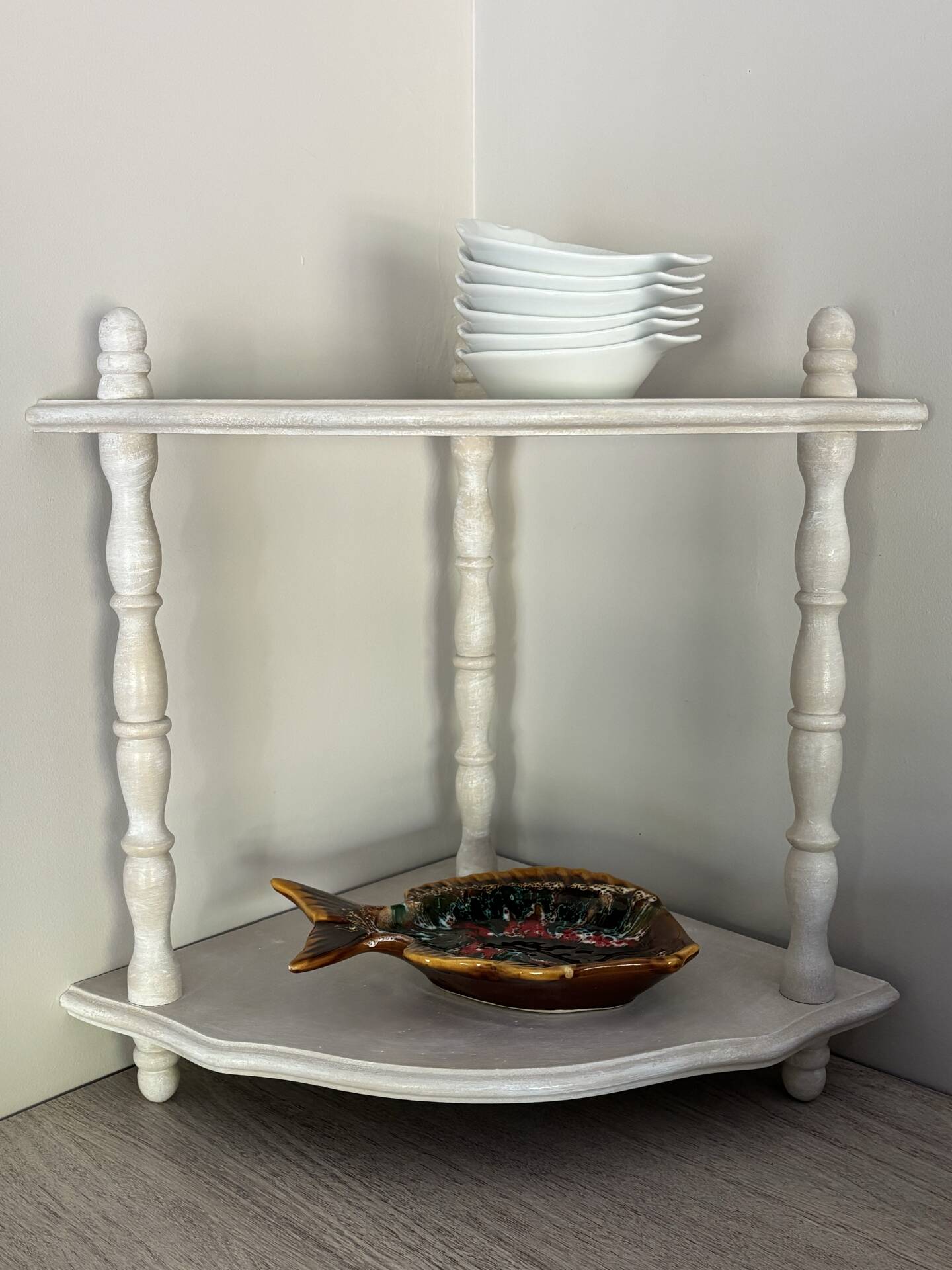 Corner shelf