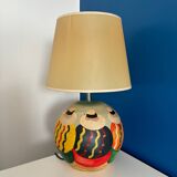 Lampe de table cermique representant des femme a chapeau dans le sable