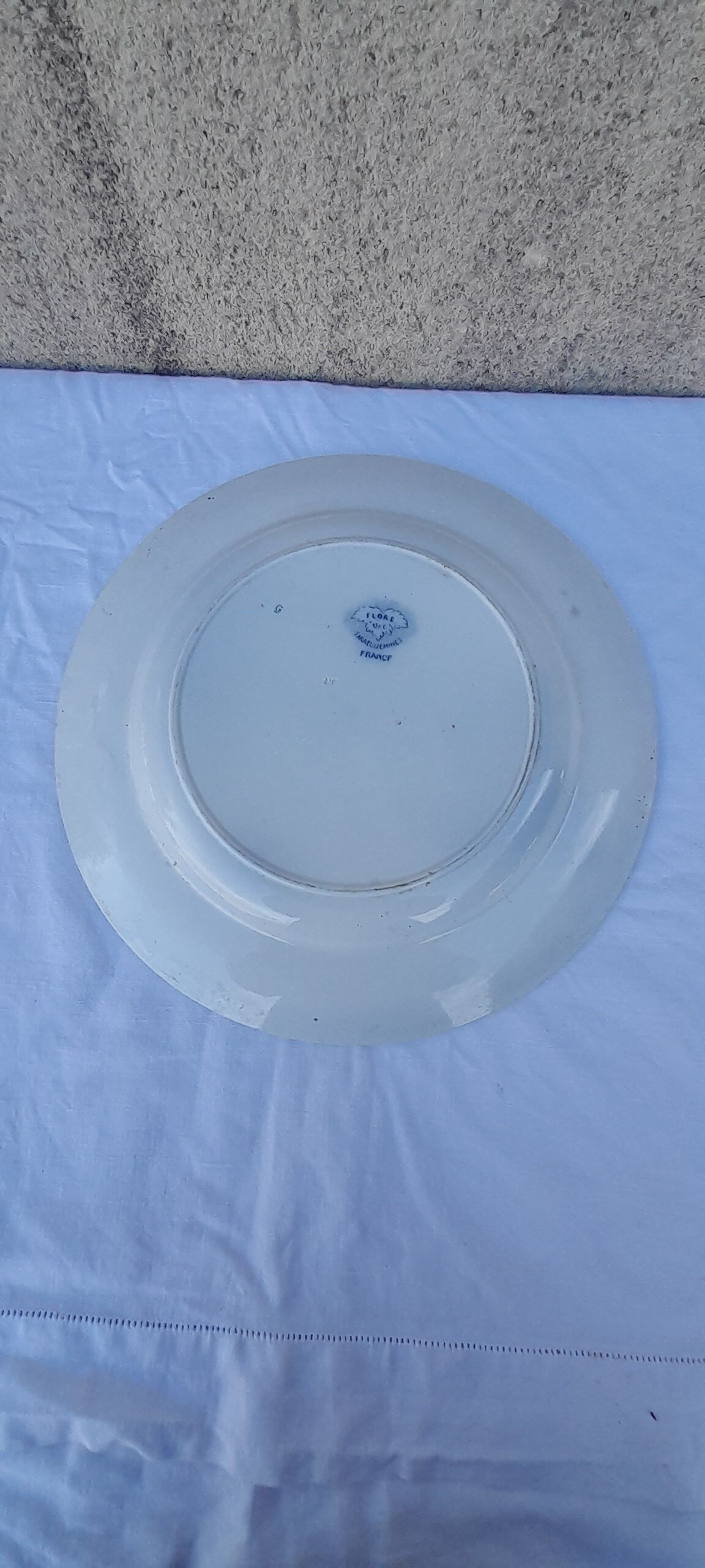 Round dish in earthenware U & C Sarreguemines Model Flora diam 32 cm