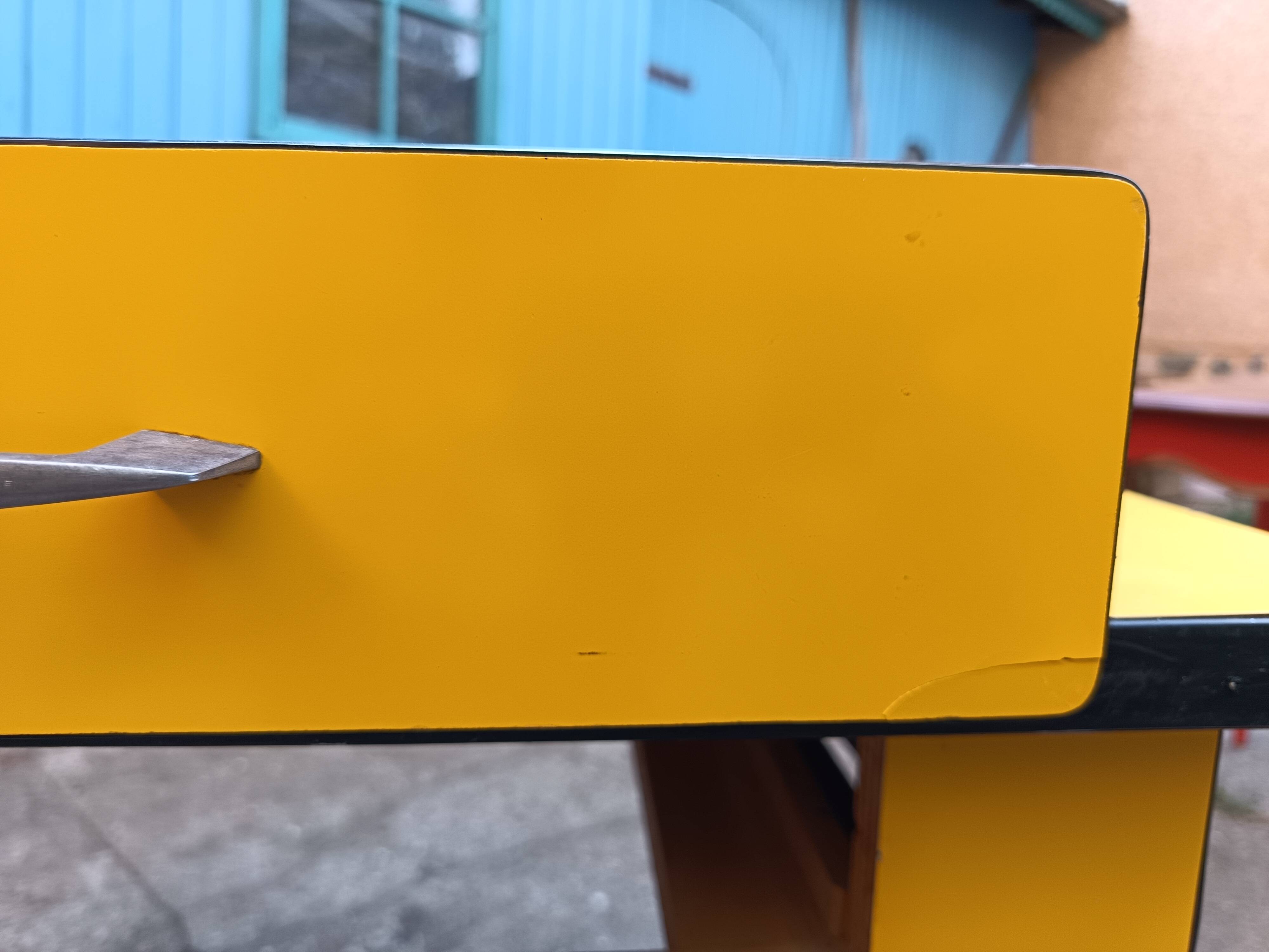 Table en formica jaune vif années 70