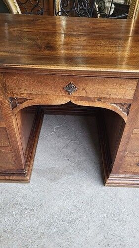 Ancien bureau 9 tiroirs en noyer de style gothique ref je