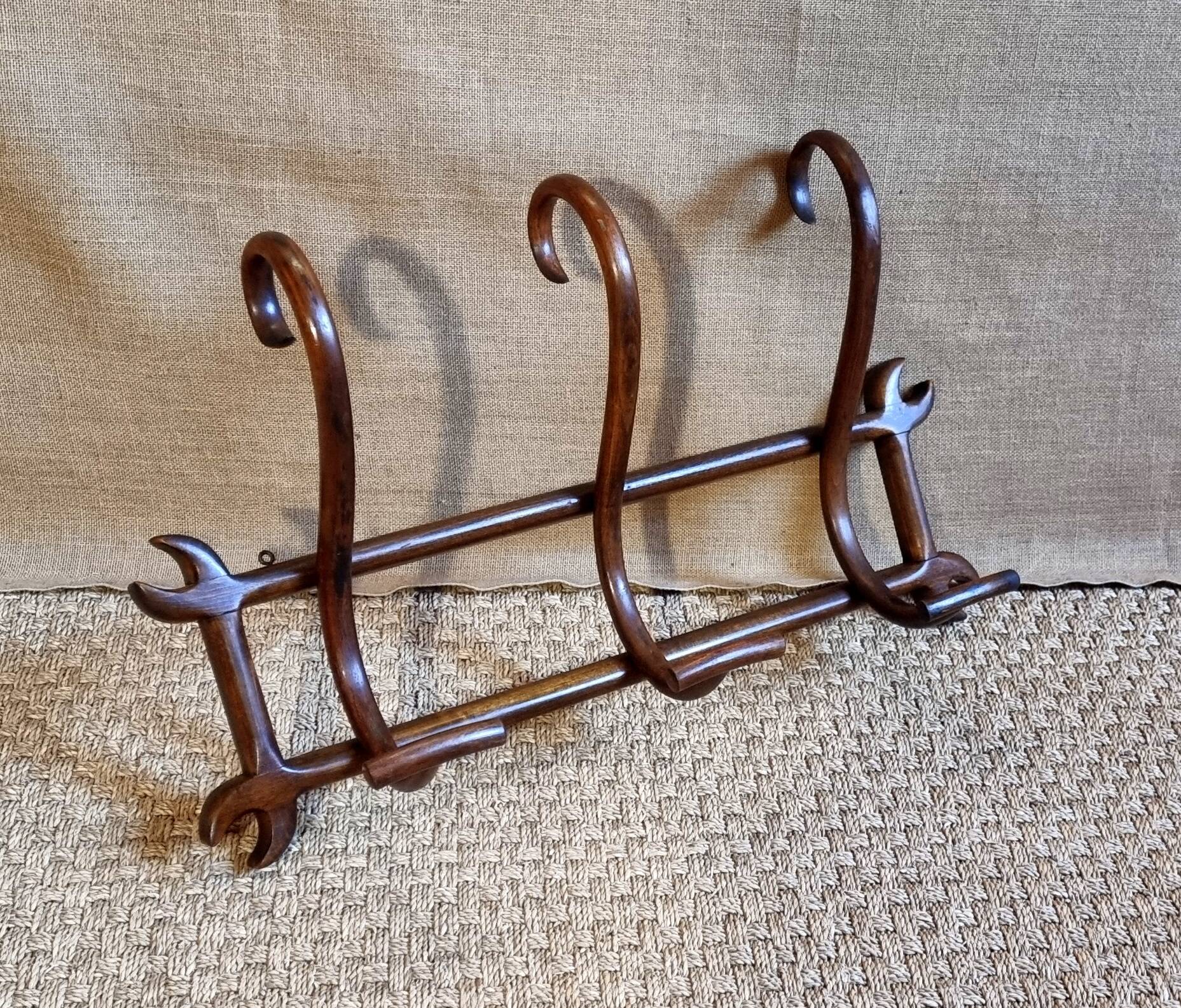 Porte-manteaux mural de bistrot à 3 patères sur cadre fin XIXe