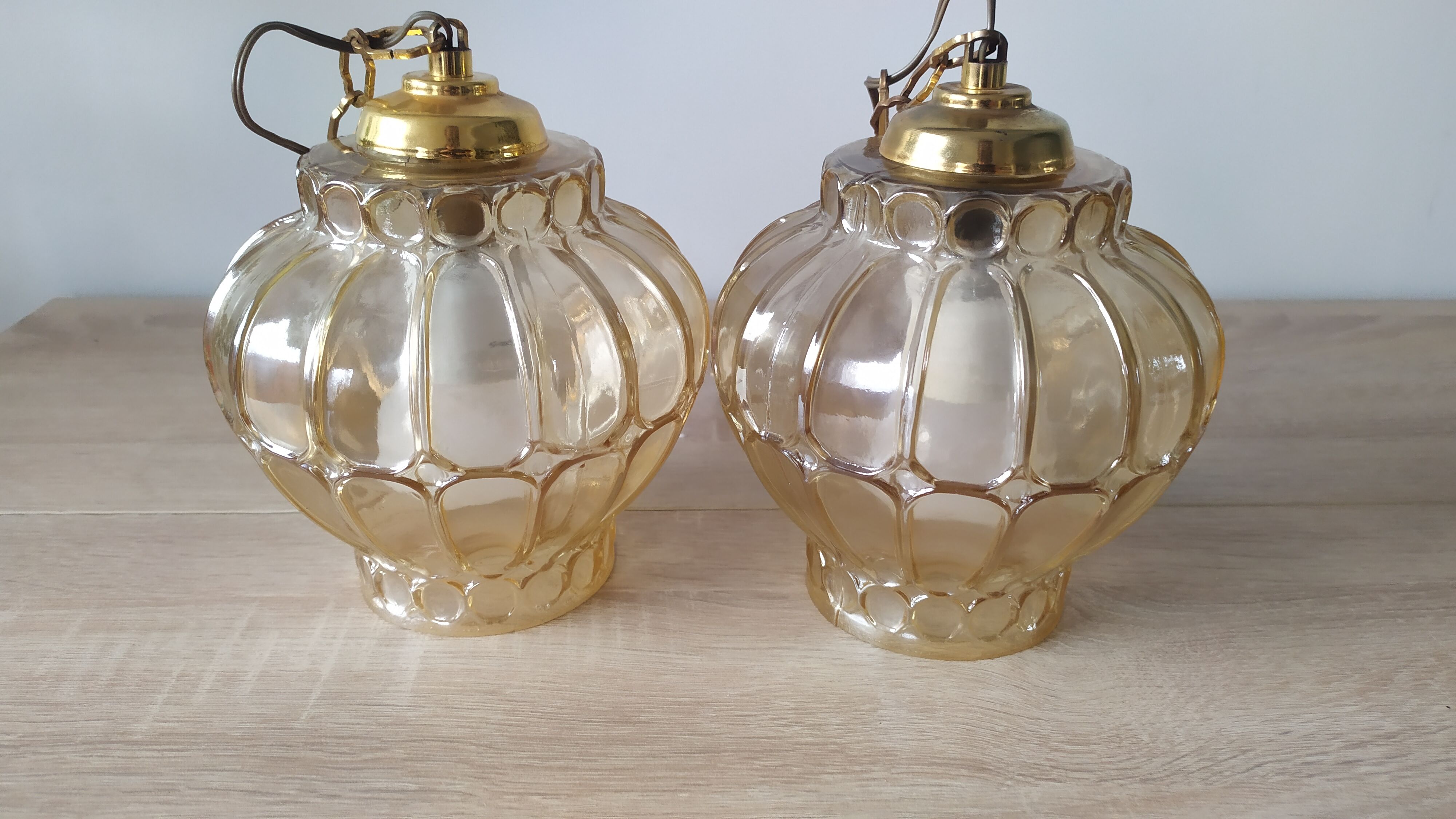 Deux lustres Globe en verre moulé d’une belle couleur ambrée