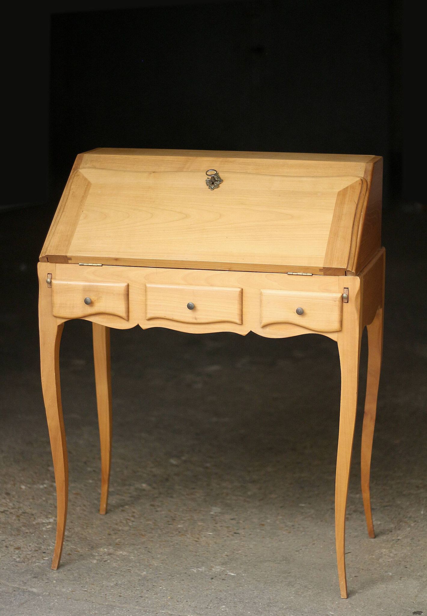 Sloped wooden desk in light wood, ideal for remote work. Secret drawer.