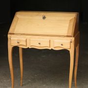 Sloped wooden desk in light wood, ideal for remote work. Secret drawer.