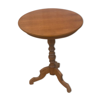 Tripod pedestal table