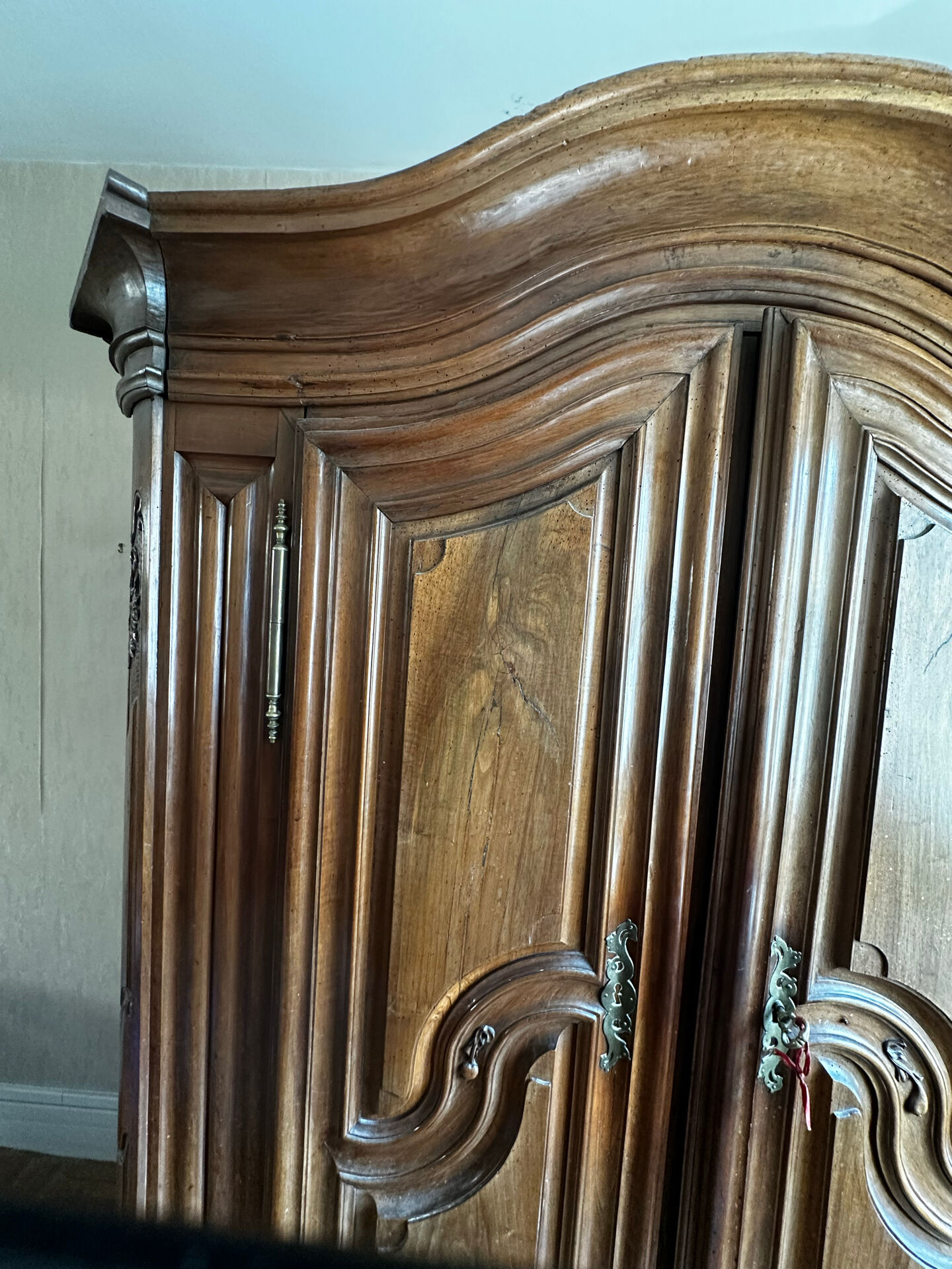 Large Alsatian Louis XV wardrobe in solid walnut – 18th century