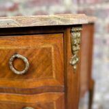 Commode galbée de style transition Louis XV/XVI en marqueterie et bronze