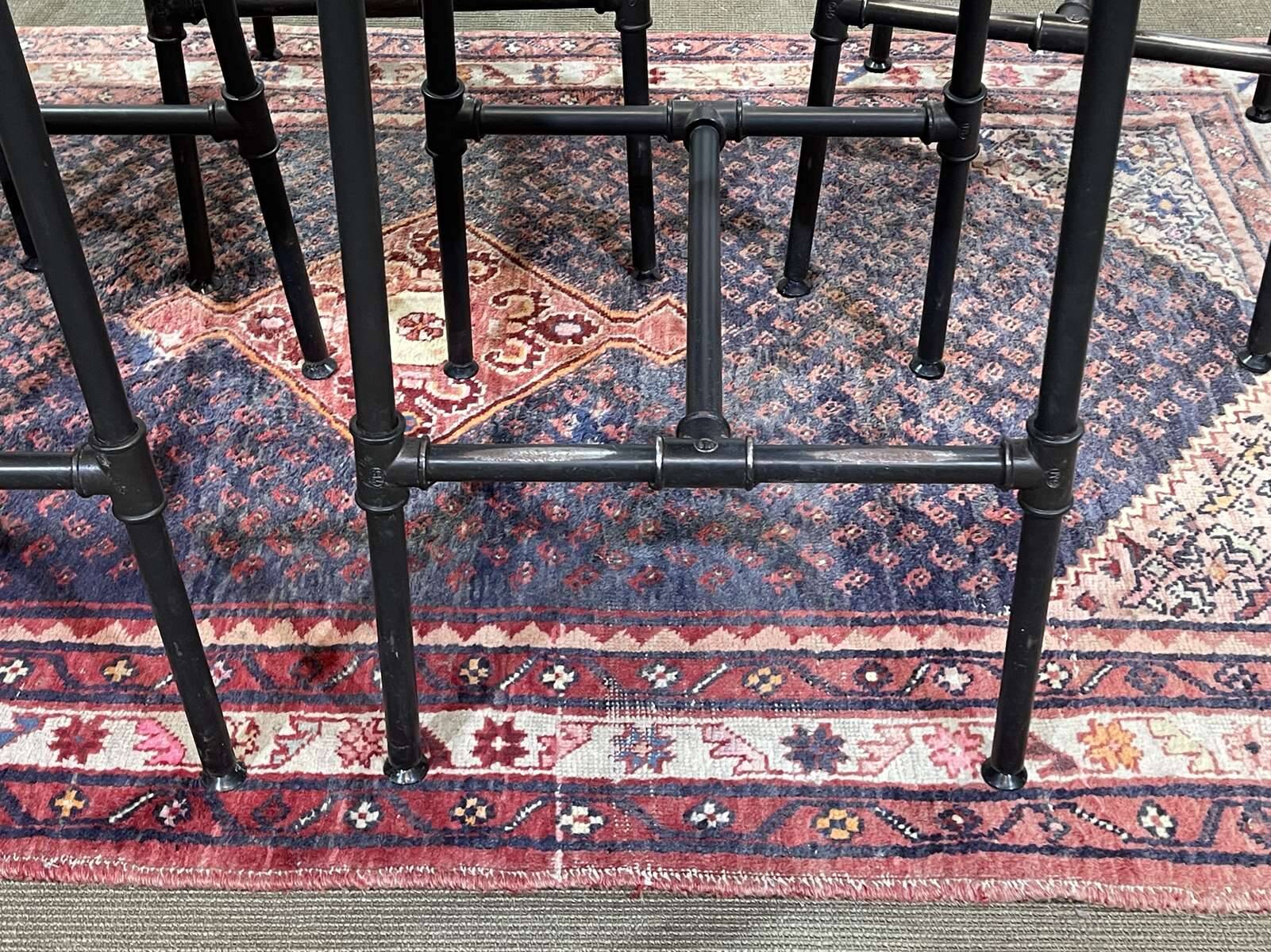 Série de 5 tabourets style industriel en métal et cuir, travail moderne