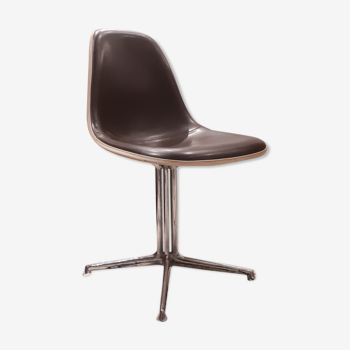 Chaise fonda par Eames pour Herman Miller des années 70