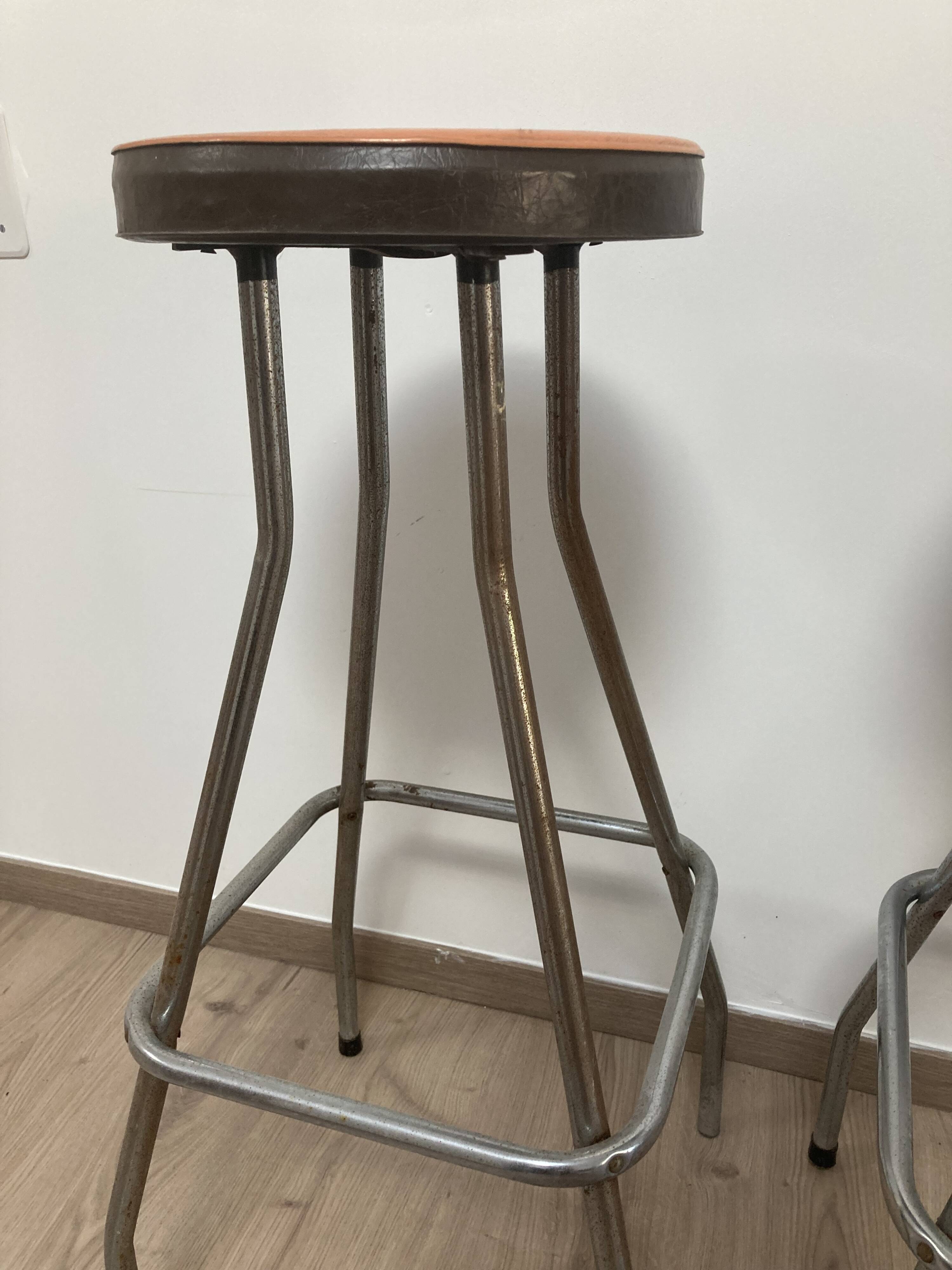 Paire de tabourets de bar metal chrome soudexvinyl circa 1970 design
