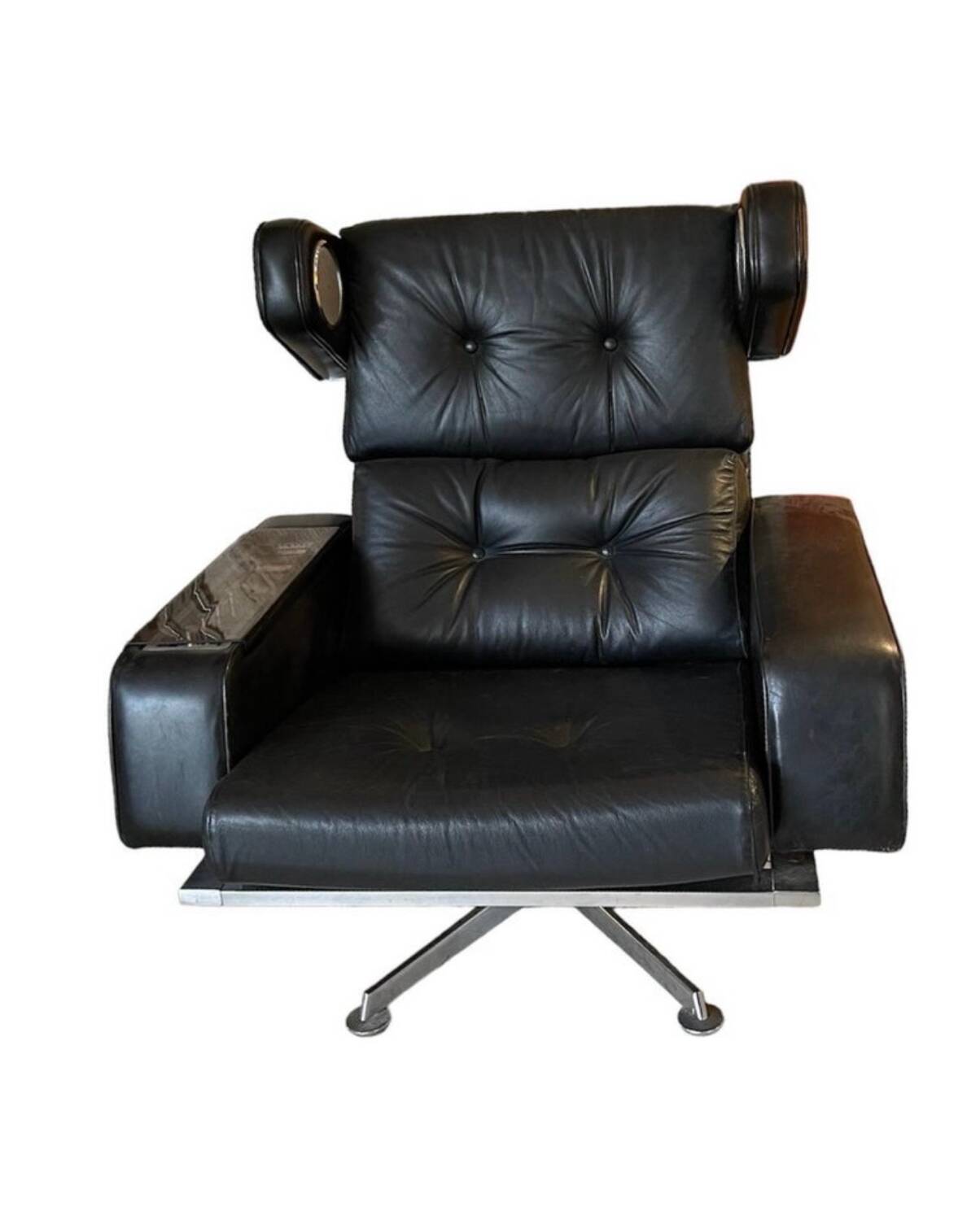 Pair of leather armchairs James Bond by Robin Day Prototype audio system, 1960