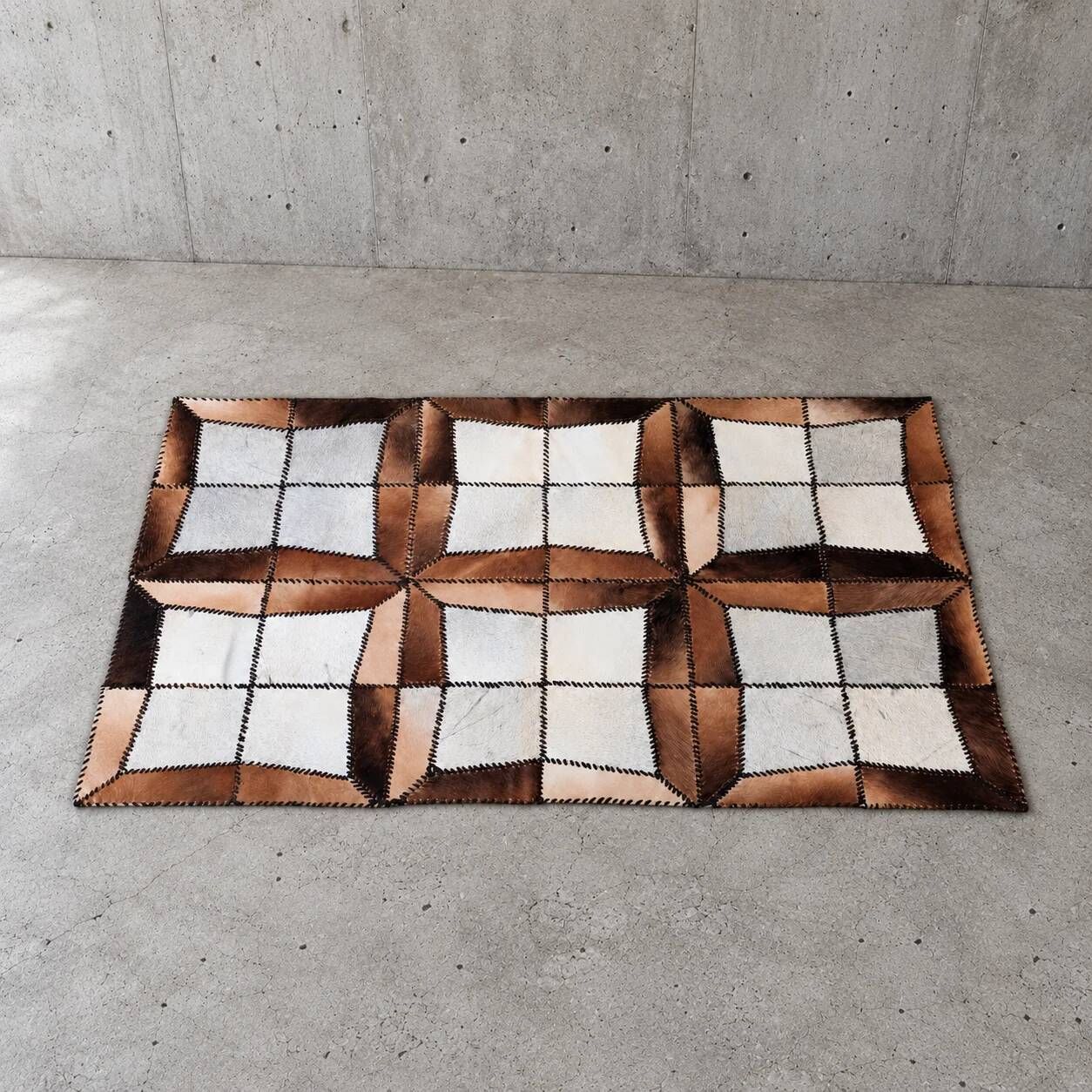 Tapis en patchwork de cuir de vache à lacets / années 1980