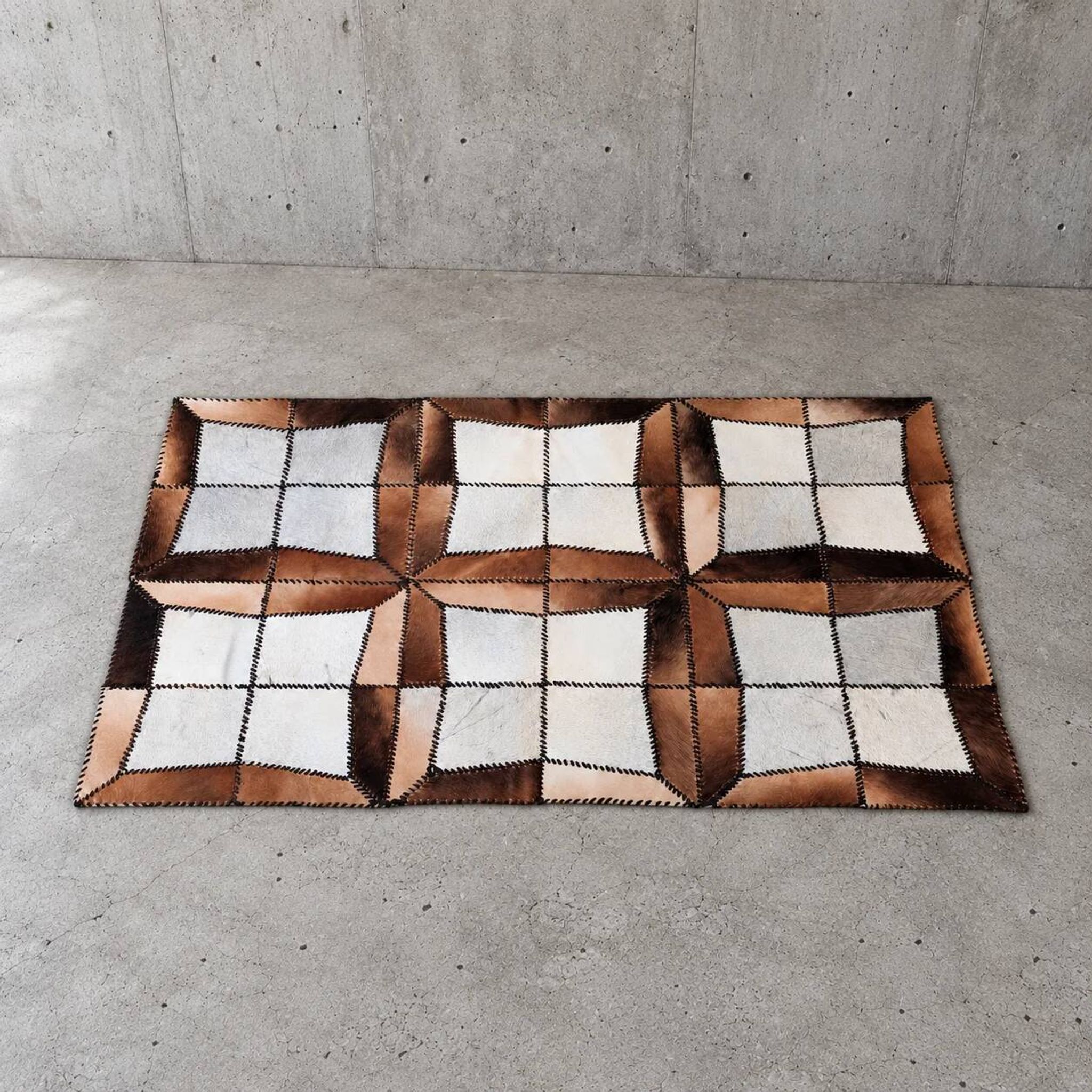 Tapis en patchwork de cuir de vache à lacets / années 1980