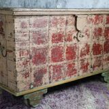Coffre indien en bois sur roue