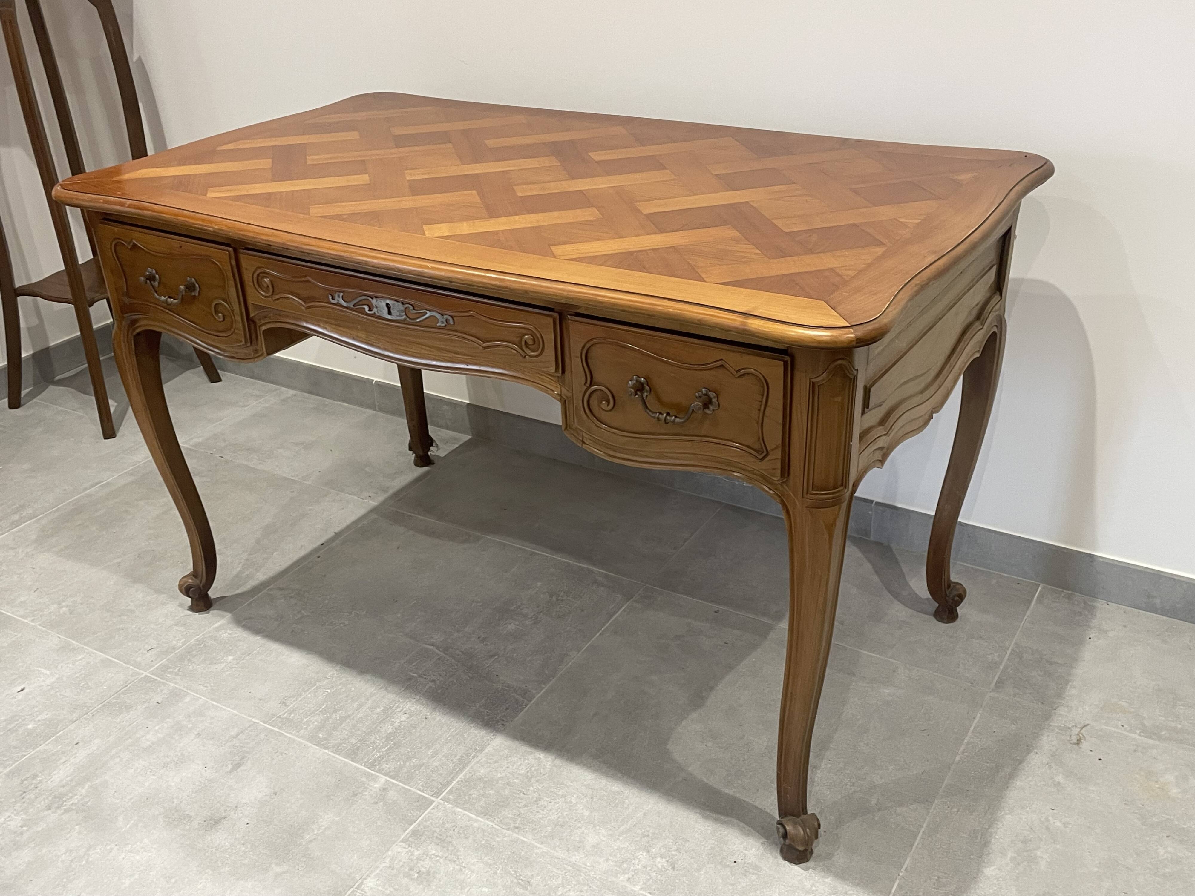 Louis XV style desk, natural wood and marquetry top
