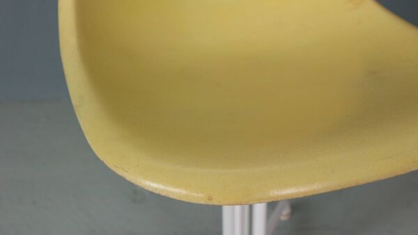 Chaises en fibre de verre jaune clair « La Fonda » de Charles & Ray Eames Herman Miller