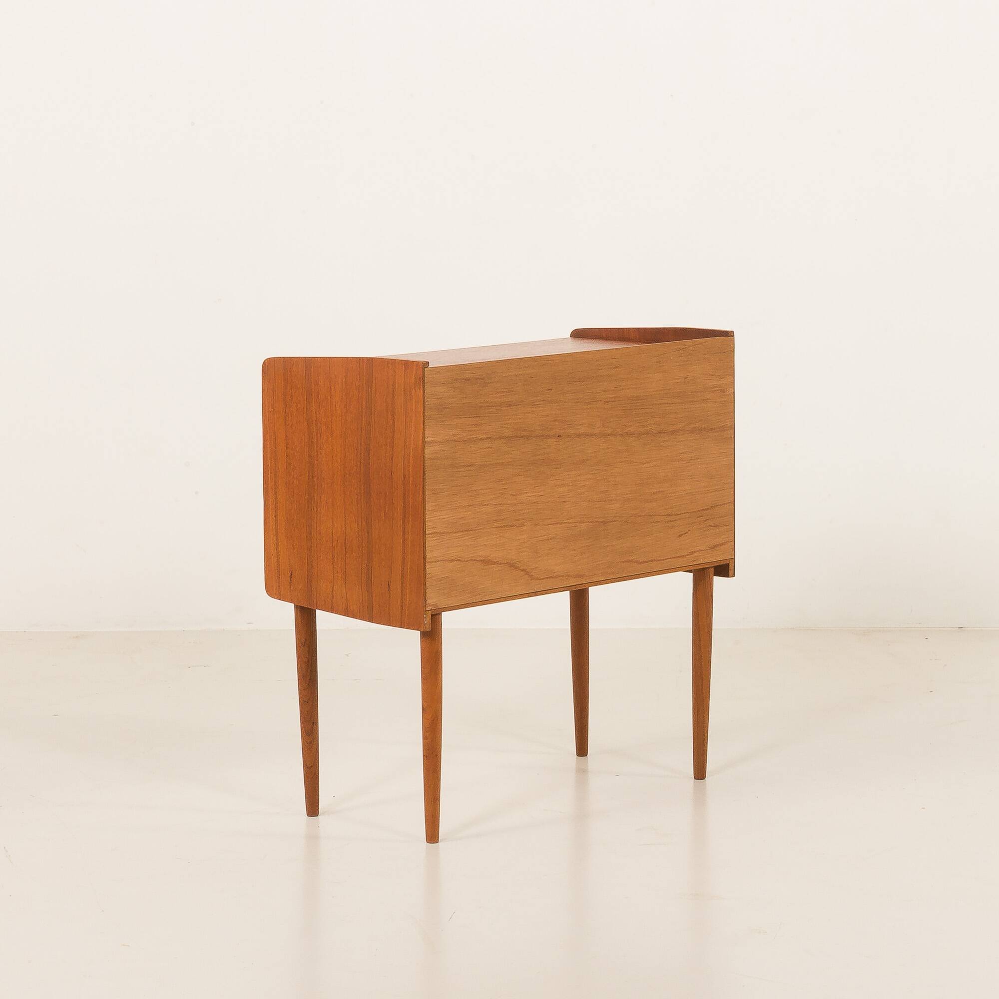 Commode, table de chevet danoise en teck, années 1960
