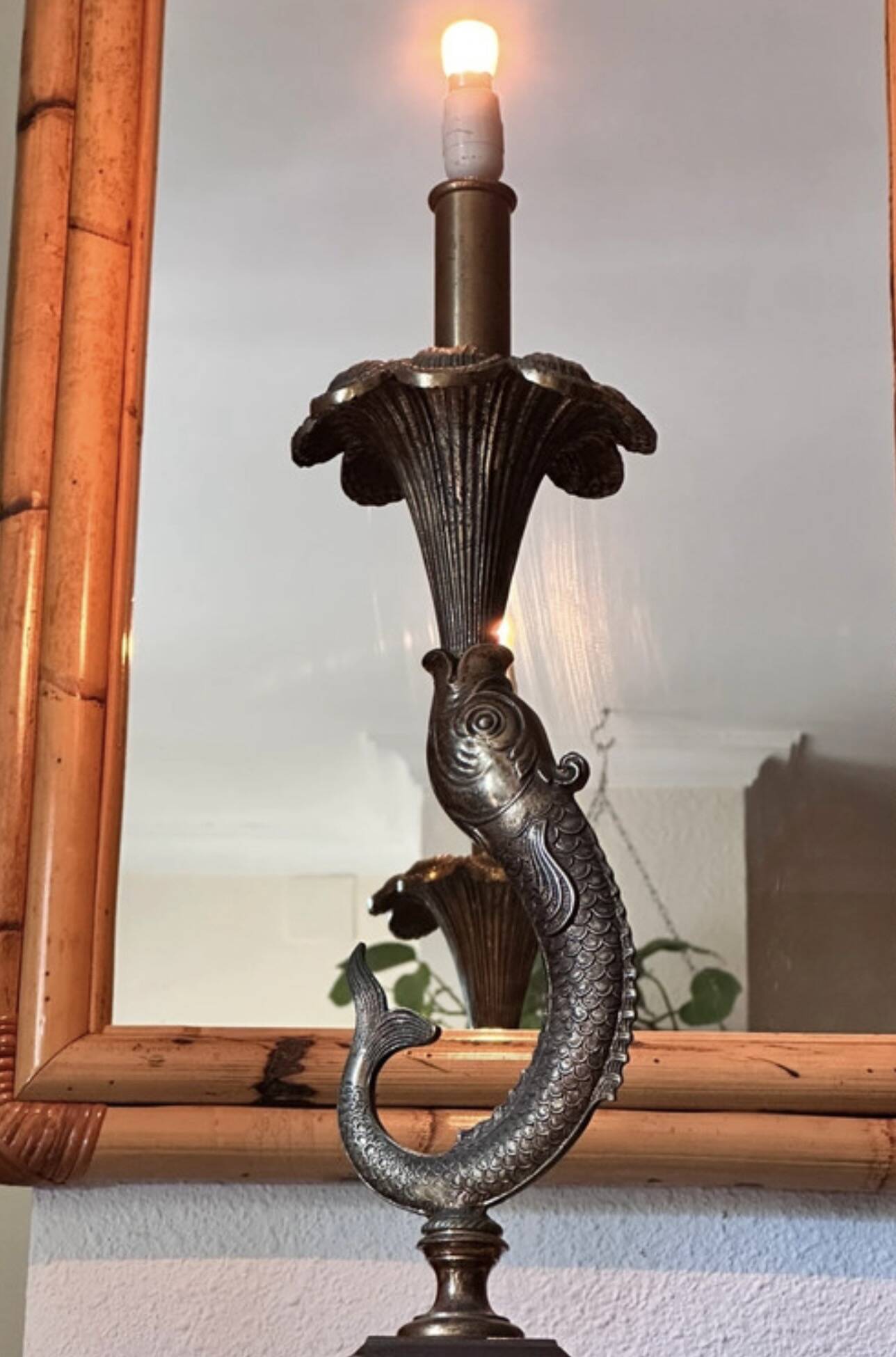 Lampe sculpturale vintage avec dauphin en bronze sur base en marbre noir -Holl