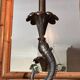 Lampe sculpturale vintage avec dauphin en bronze sur base en marbre noir -Holl