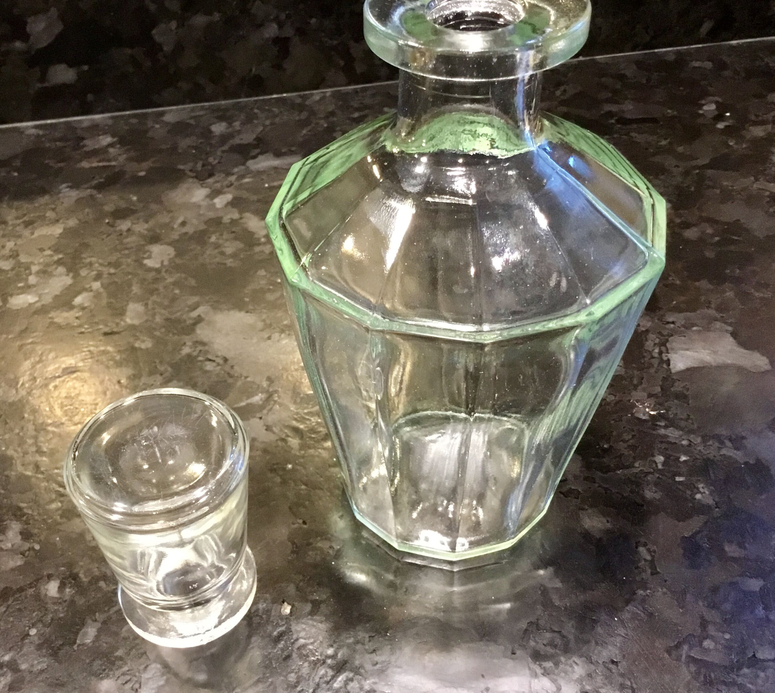 Carafe vintage en verre à 12 pans avec son bouchon