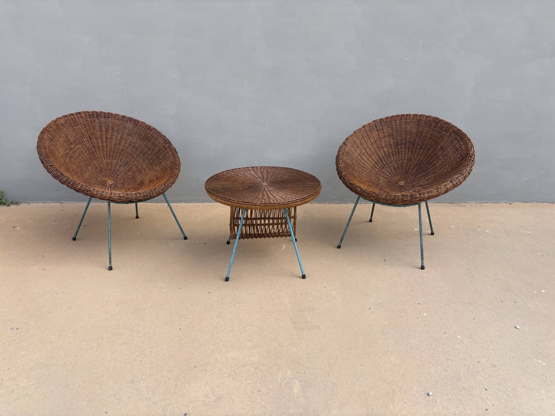 Ensemble vintage en rotin – 2 fauteuils & table basse – Années 60