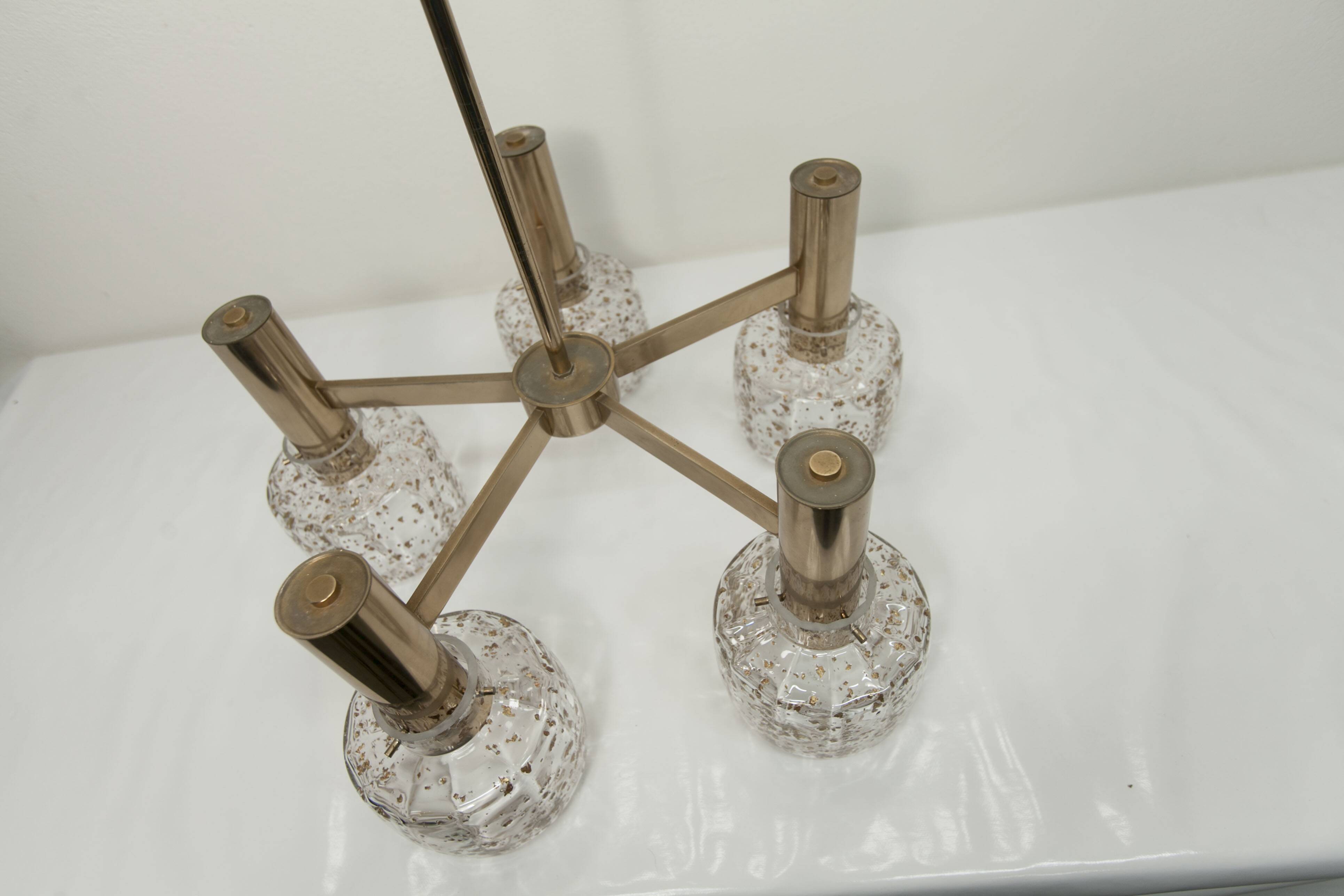 Lustre 5 branches doré et verre soufflé à paillettes dorées 1960