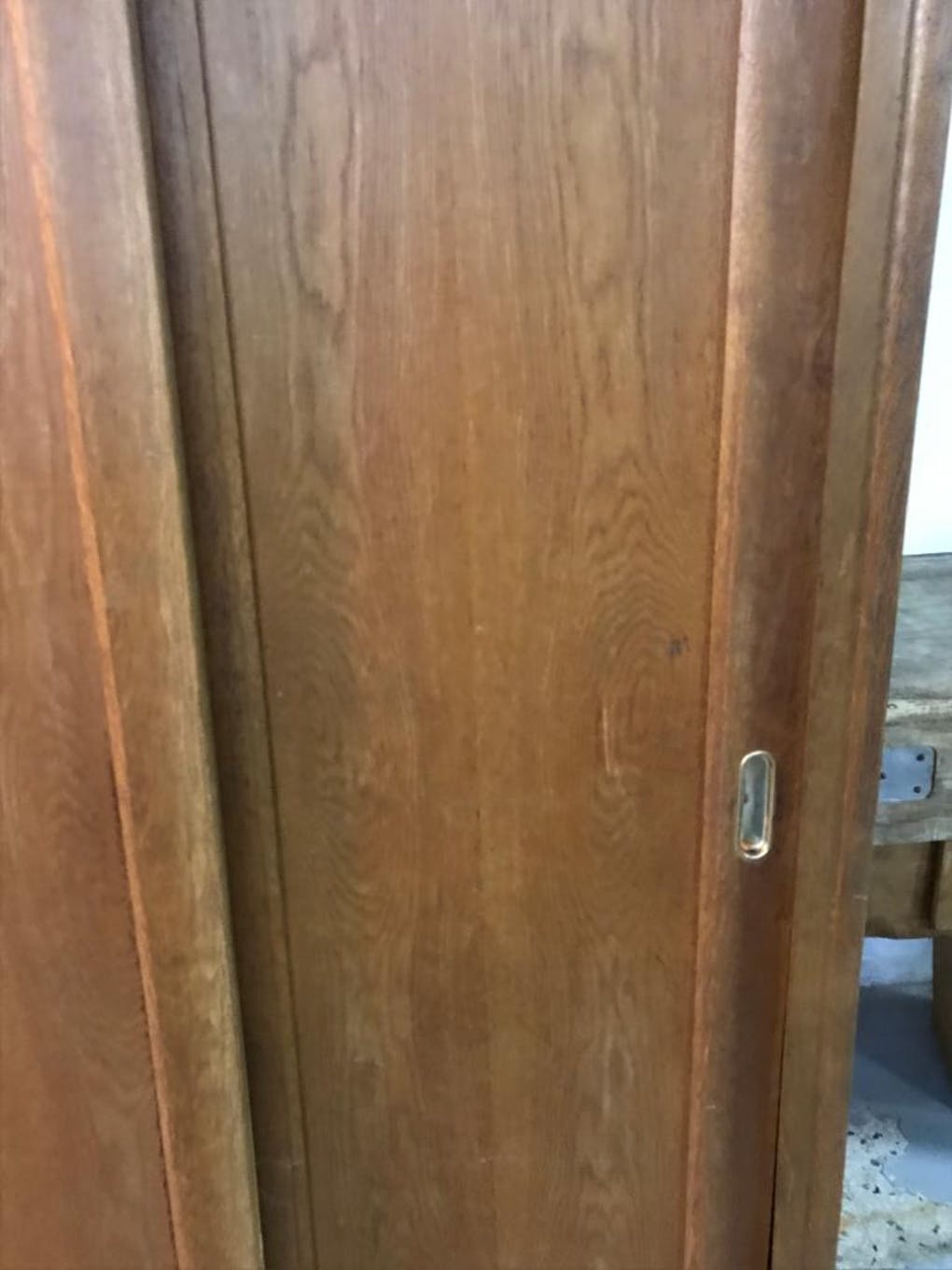 Sliding-door cabinet