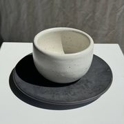Tasse blanche en céramique indonésienne et soucoupe grise