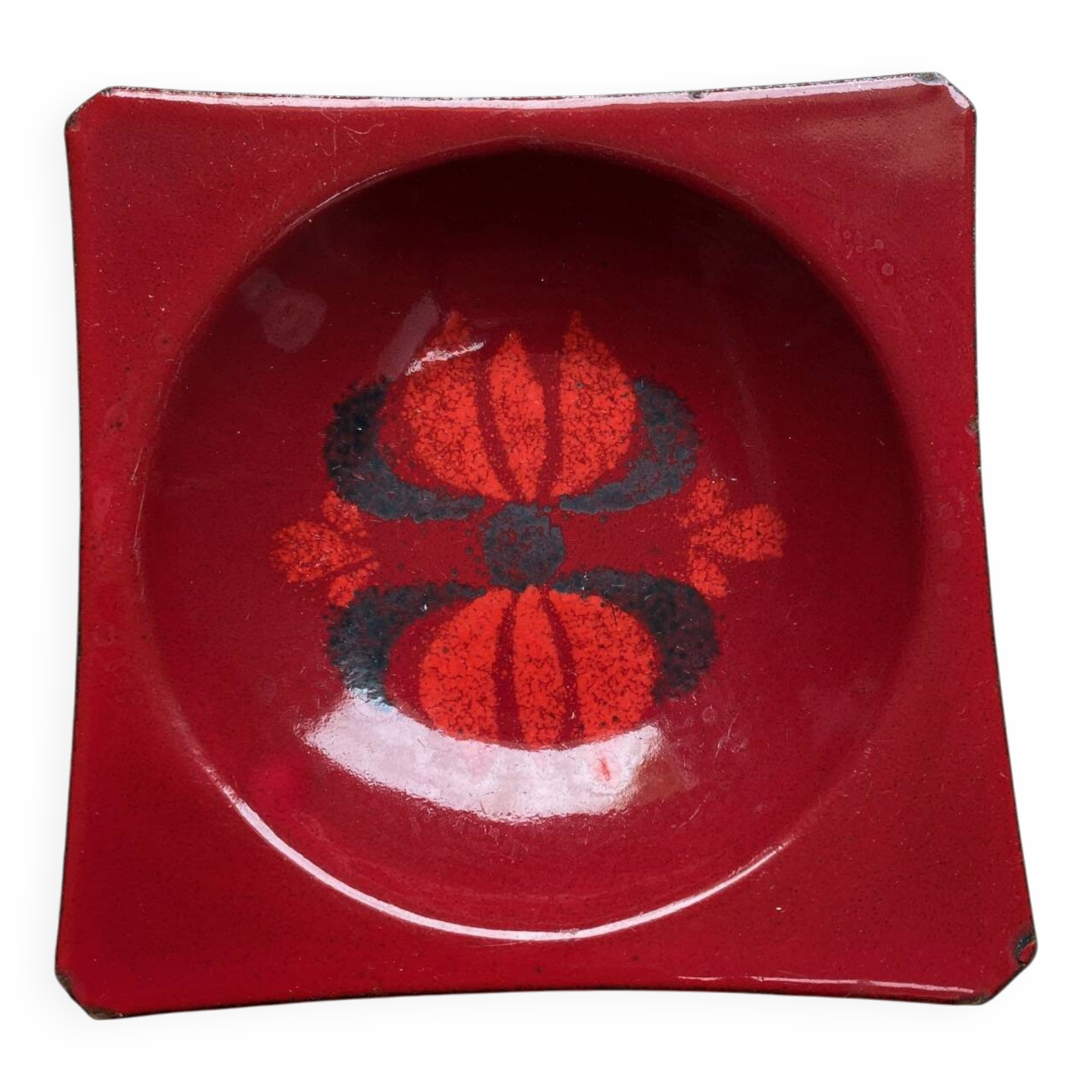 Vintage ashtray in enamelled sheet metal in red tones with floral decor from the 60s