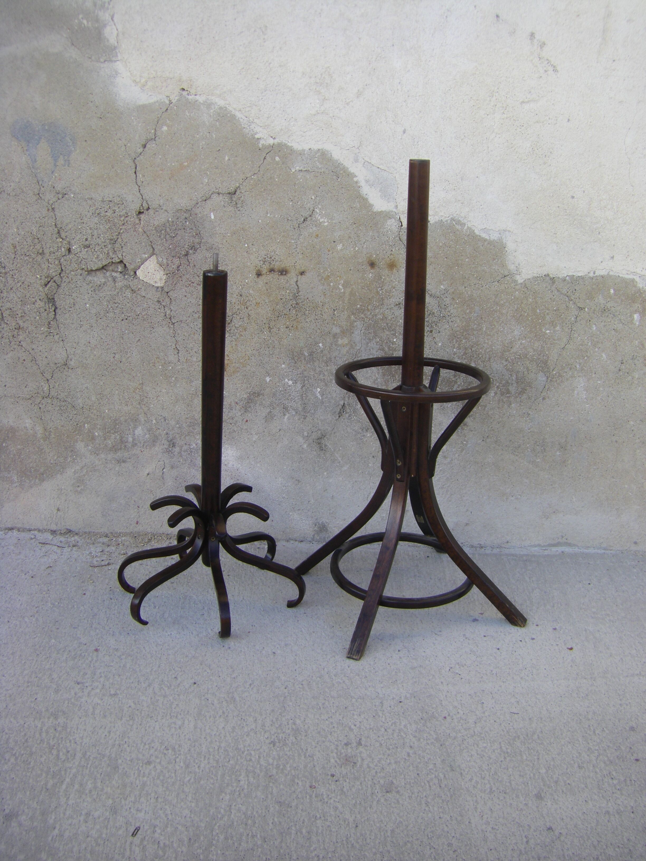 Baumann parrot coat rack