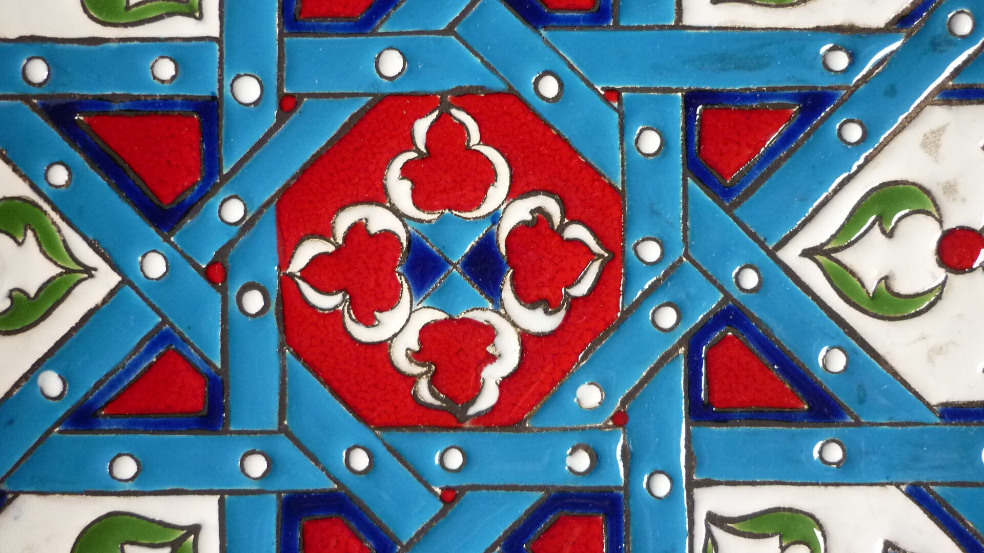 Flat enamelled geometrical patterns