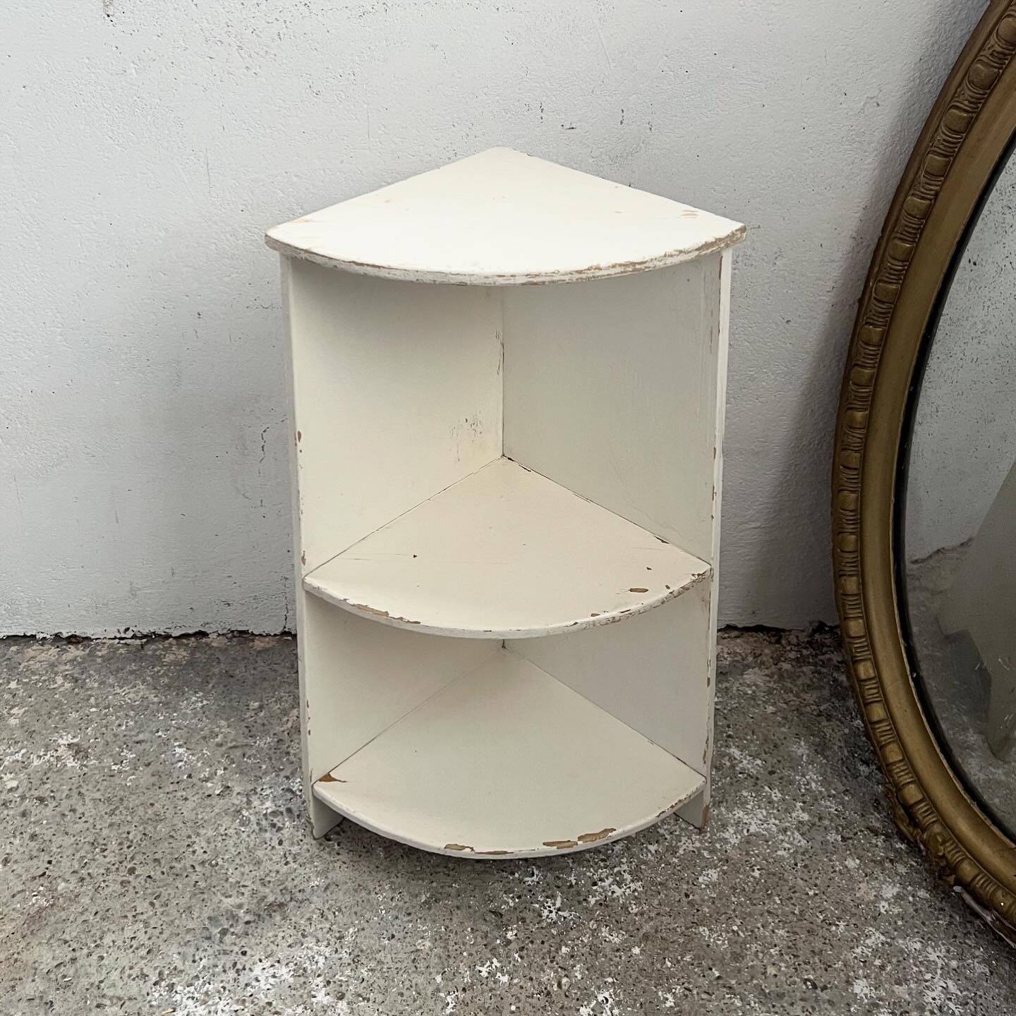 Corner kitchen shelves