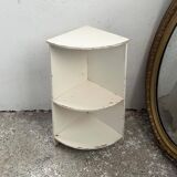 Corner kitchen shelves