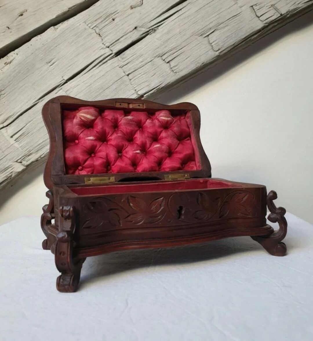 Ancienne boîte à bijoux en bois de la forêt noire