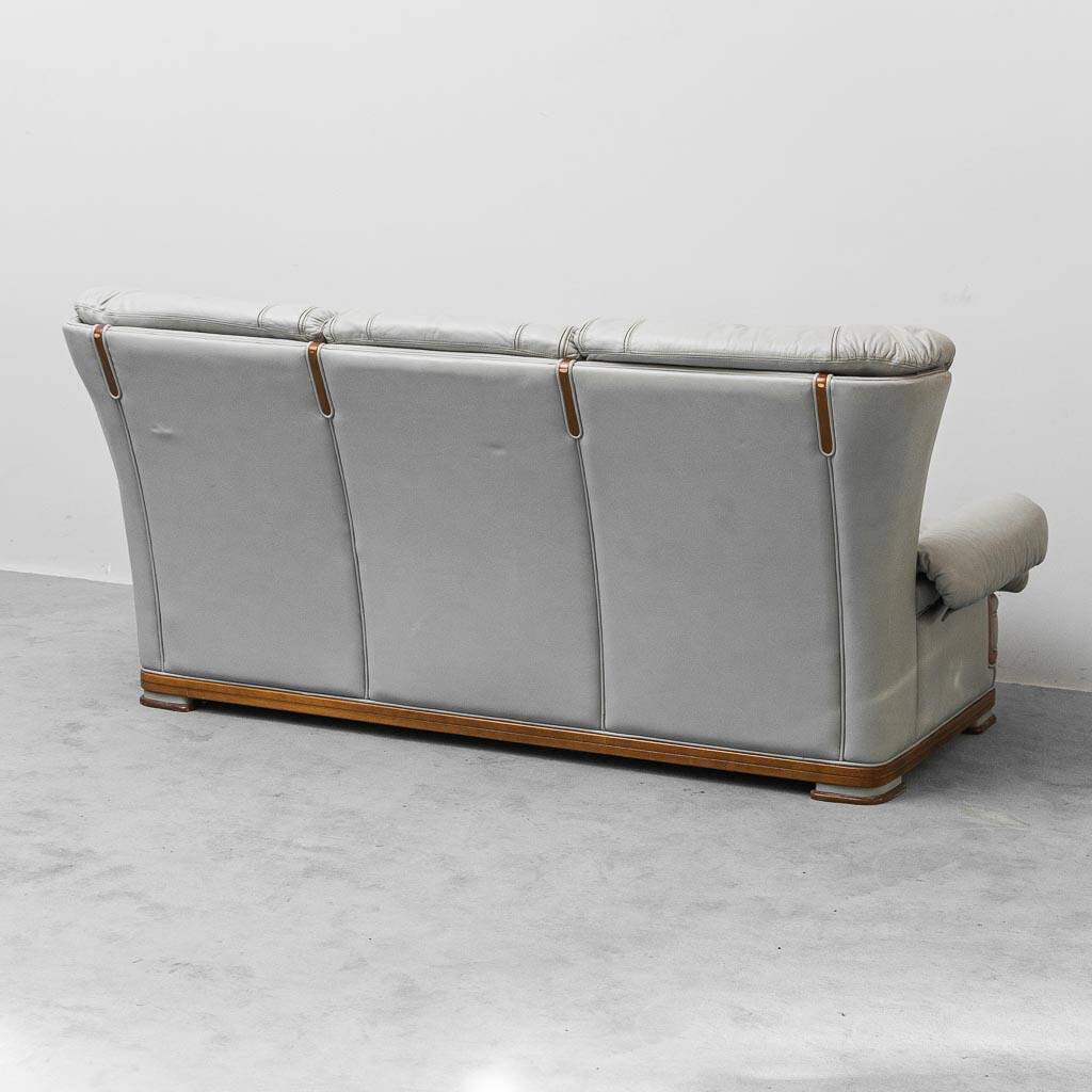 Canapé vintage 3 places en cuir gris et bois, moderniste des années 1950.