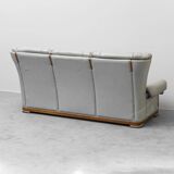 Canapé vintage 3 places en cuir gris et bois, moderniste des années 1950.