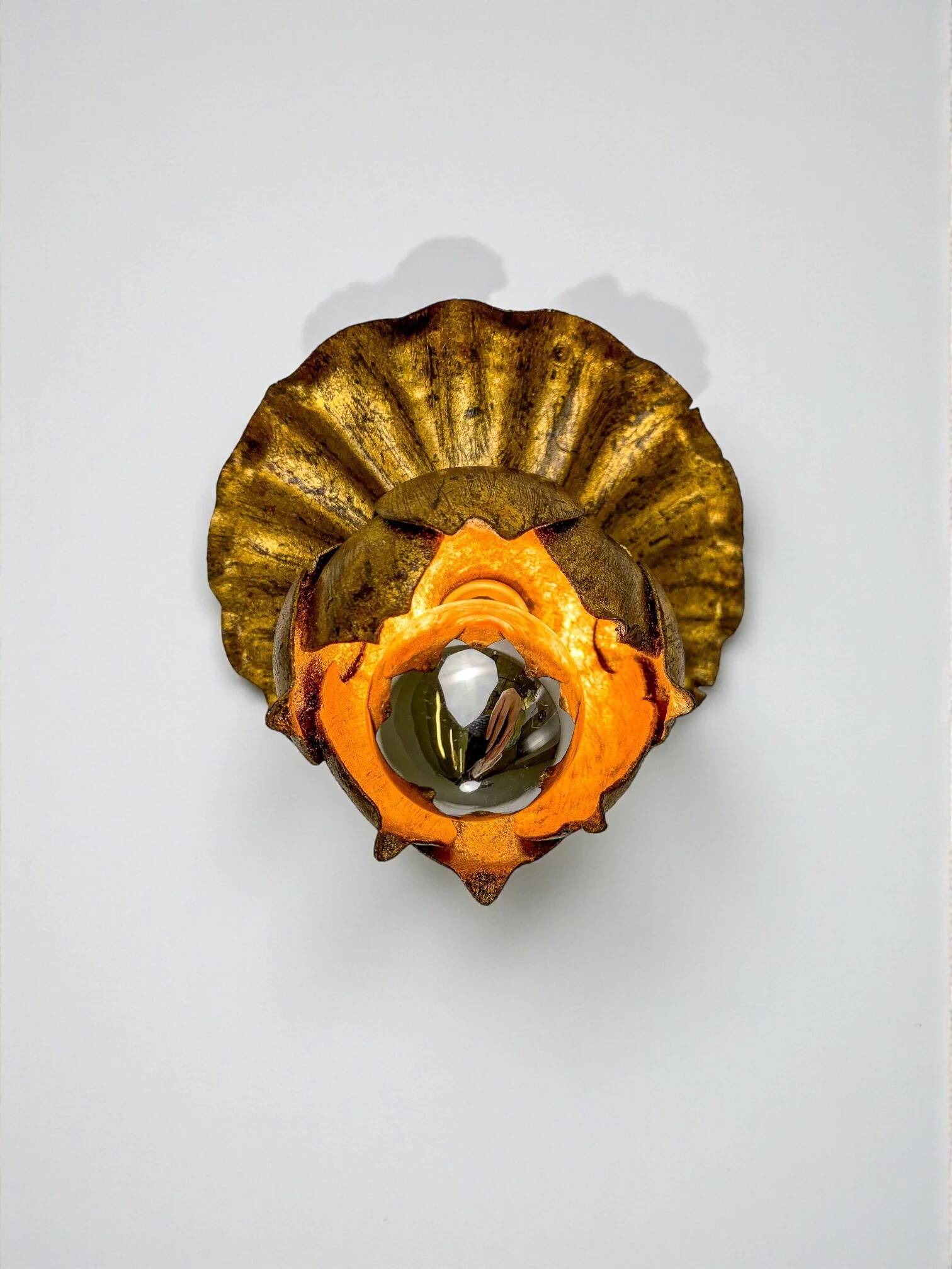 Paire d'appliques en forme de bouton de fleur encastré, en fer doré à la feuille, Espagne, années 1950.