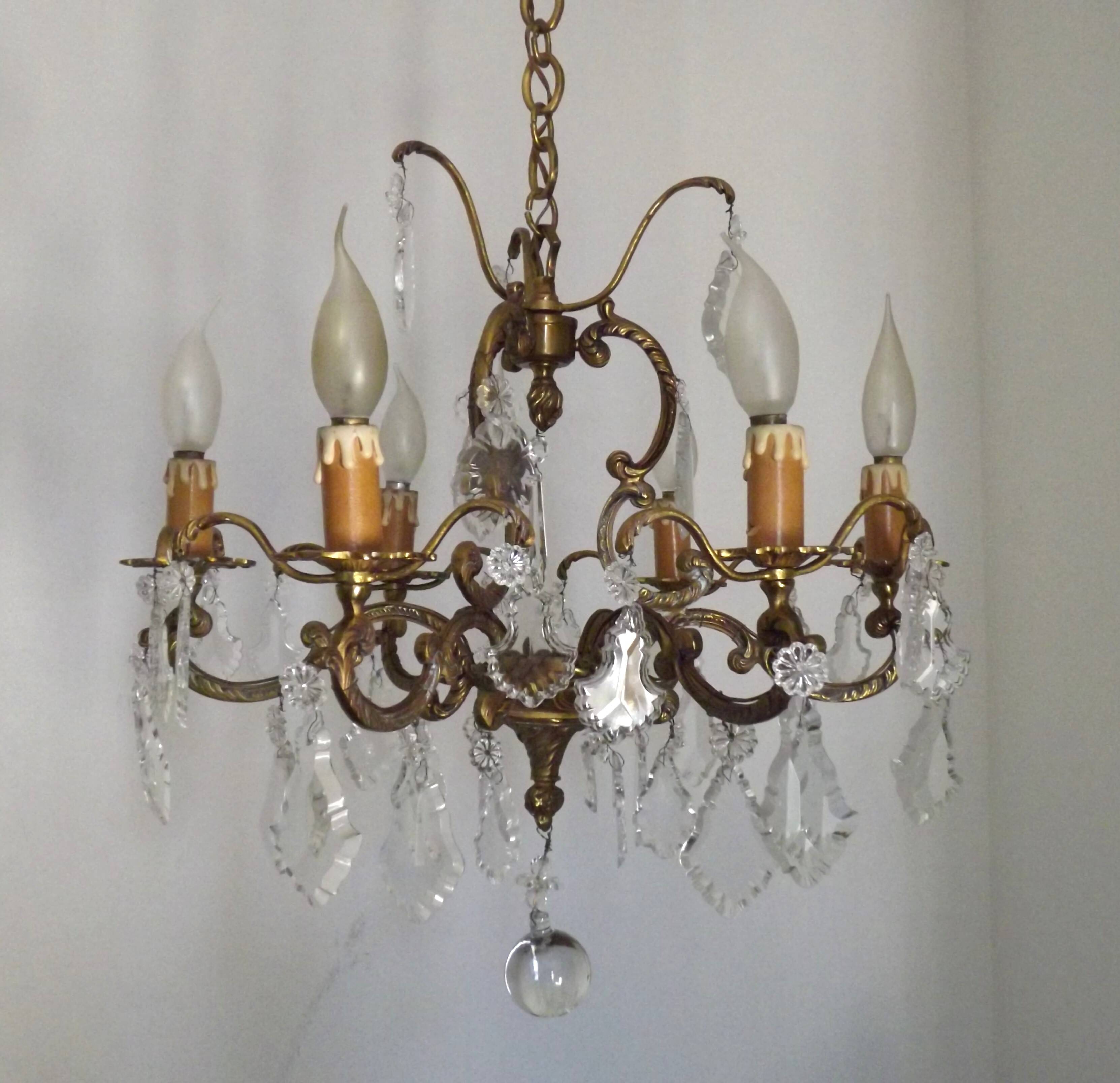 Lustre en bronze à 6 lumières, en cristal, en cage à 3 côtés de style Art Nouveau.