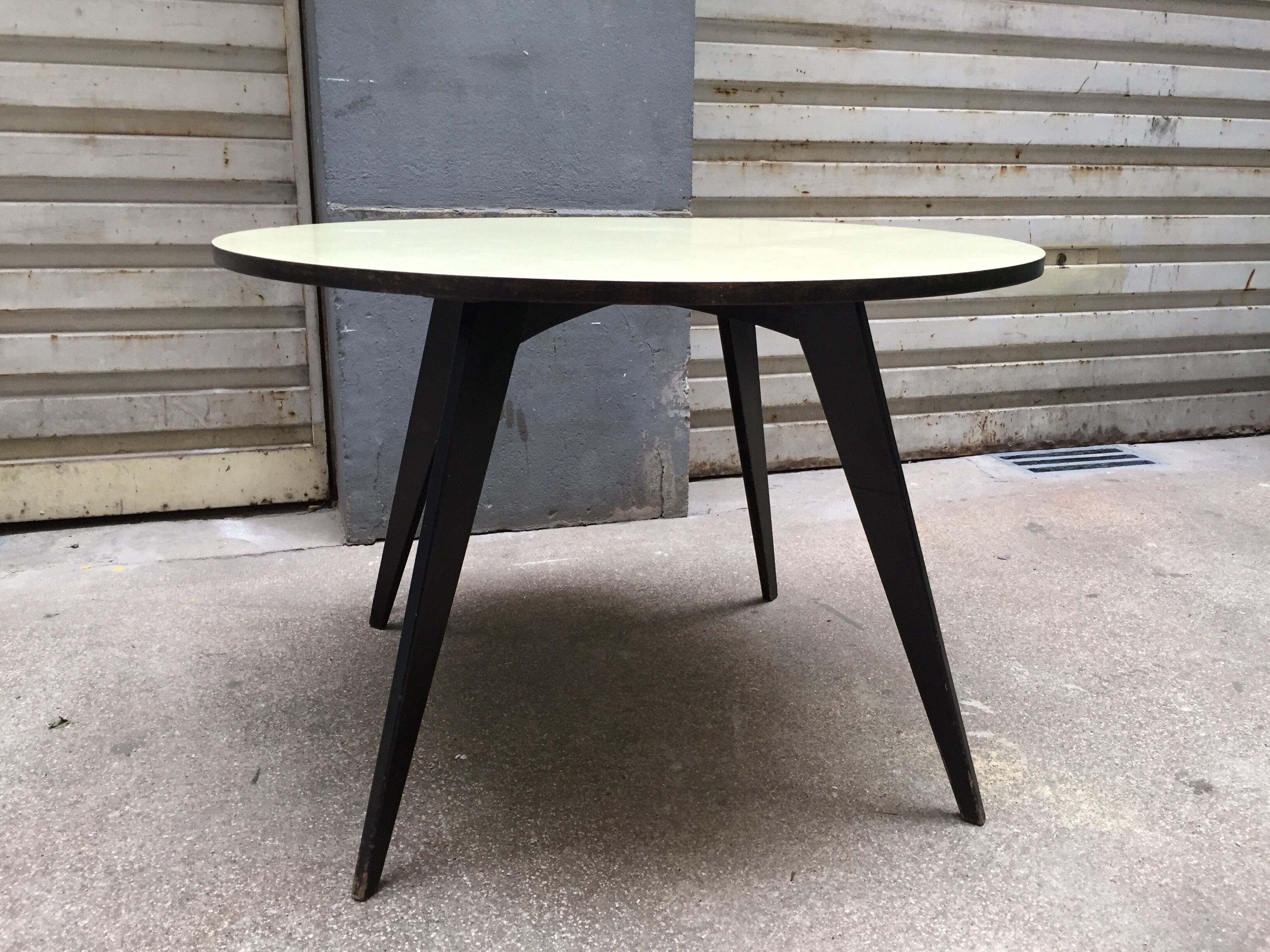 Round feet compass year 50 formica table