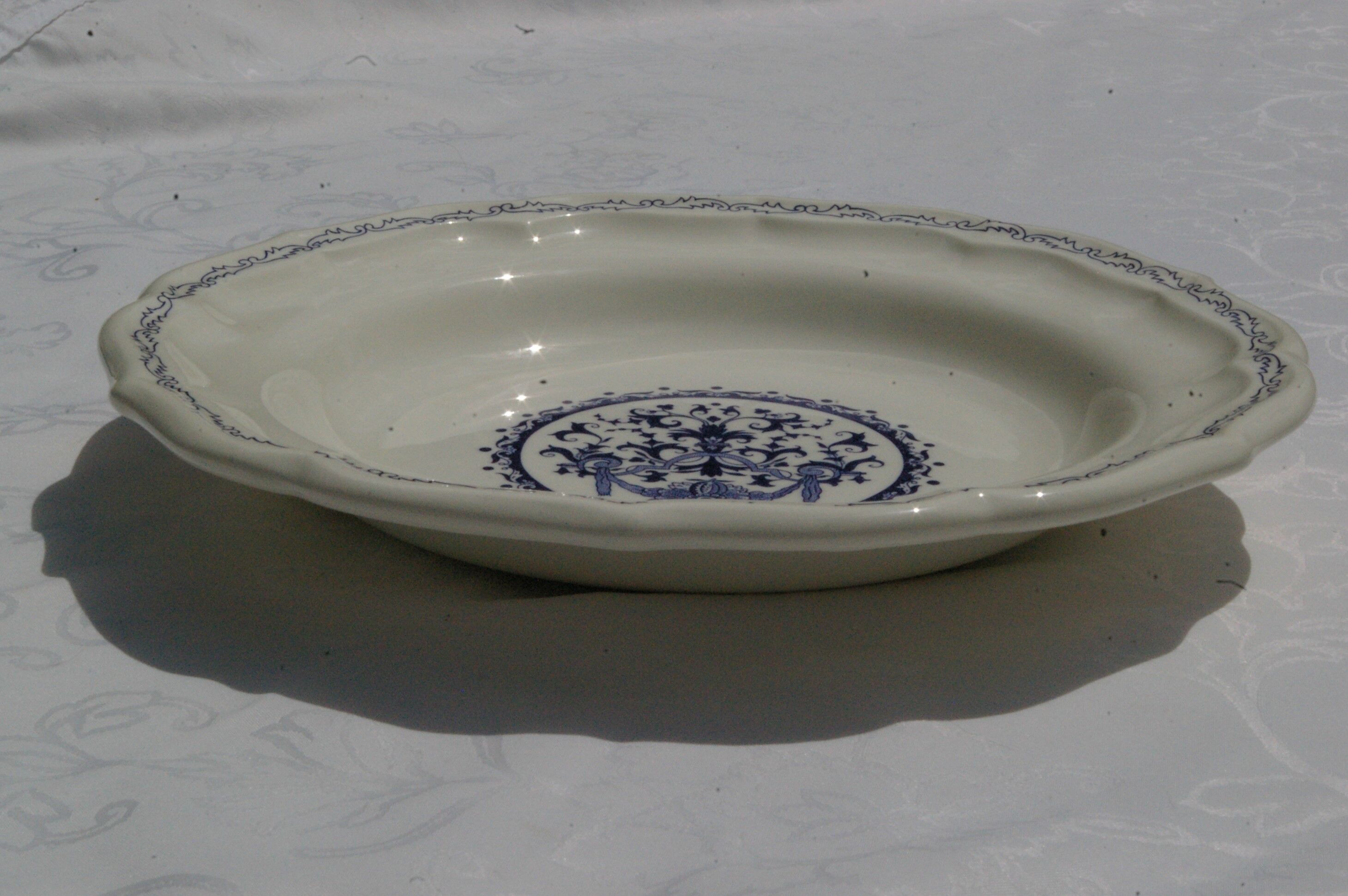 Hollow round dish in Gien faience diam 28cm Model Rouen 32 Camaïeu Blue