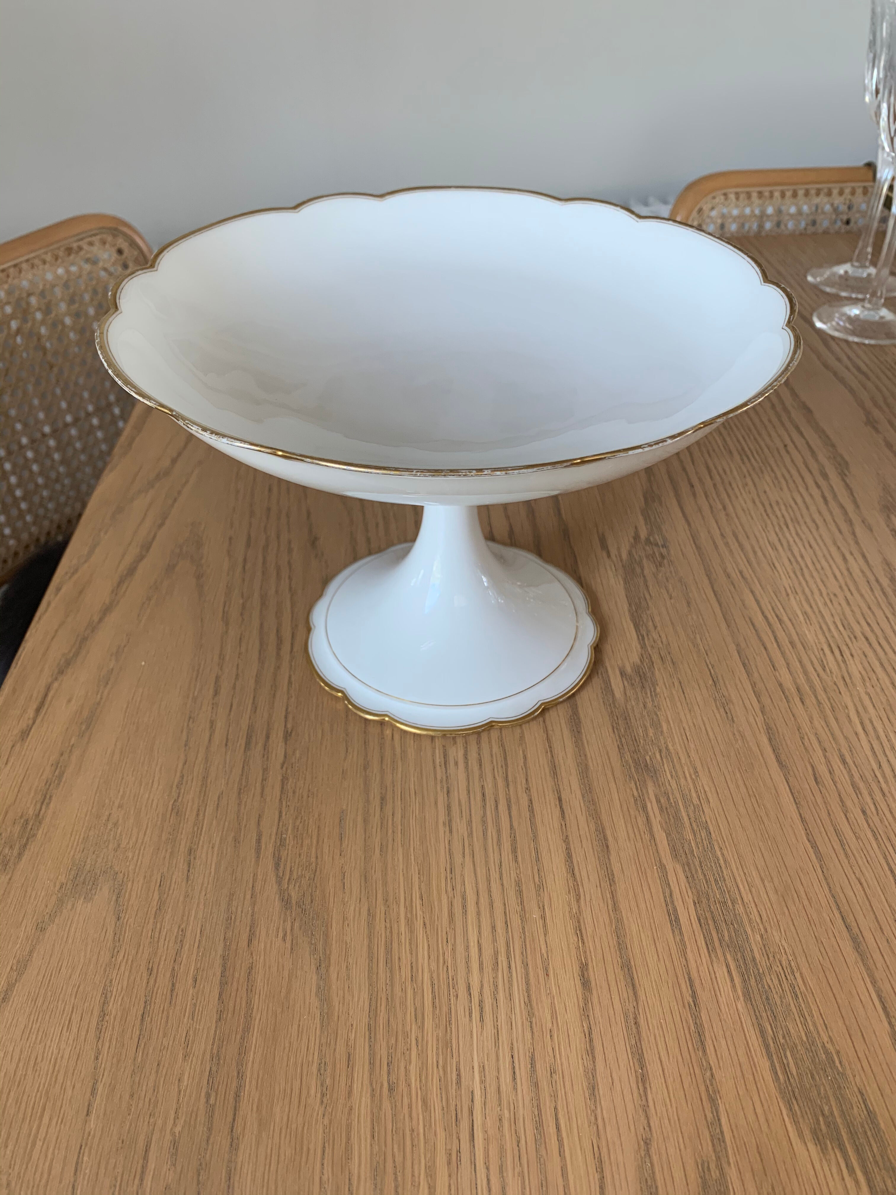 Porcelain standing dish