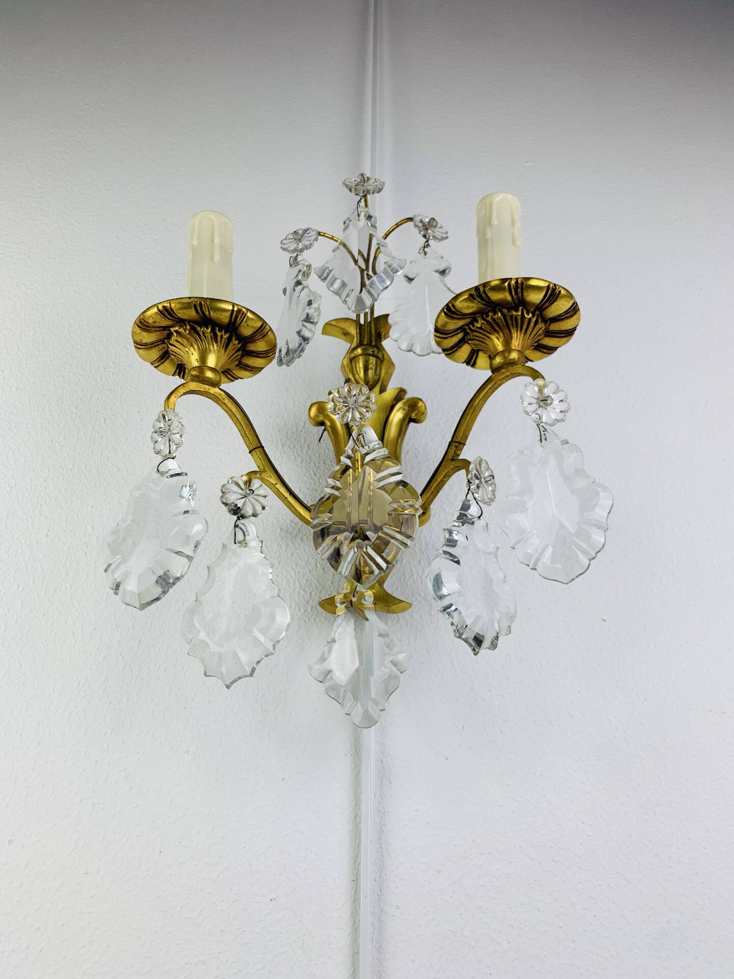 Bronze wall light with rococo style Louis XV pendants.
